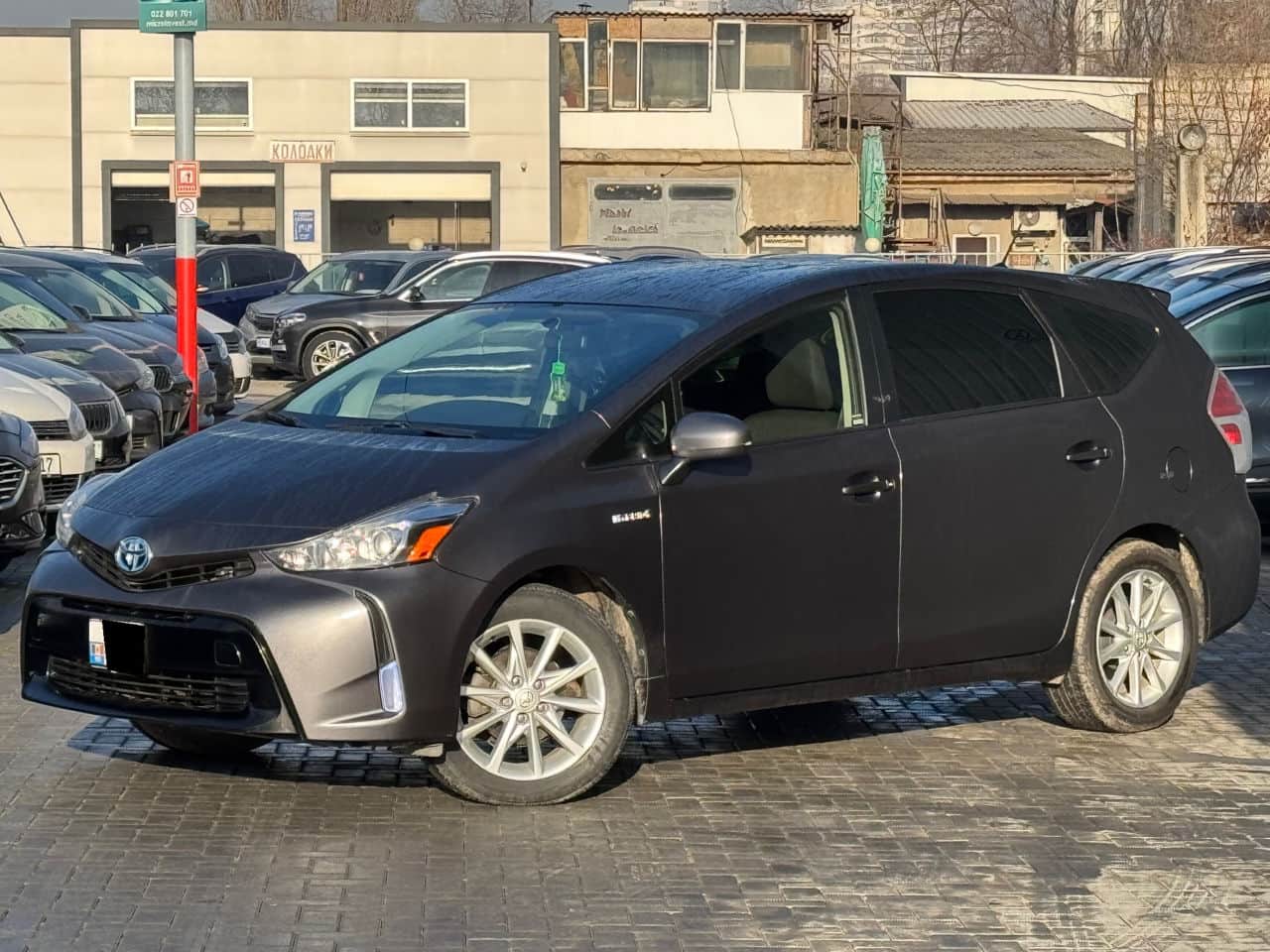 2016 Toyota Prius Plus / V