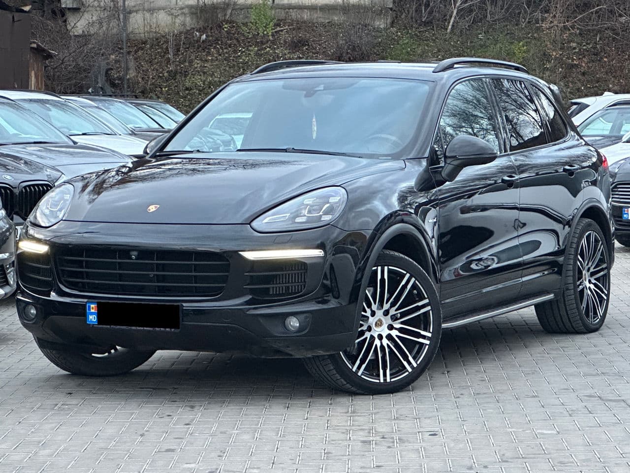 2015 Porsche Cayenne S — Miniatură 2