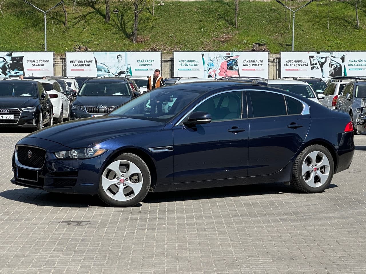2016 Jaguar XE — Miniatură 2