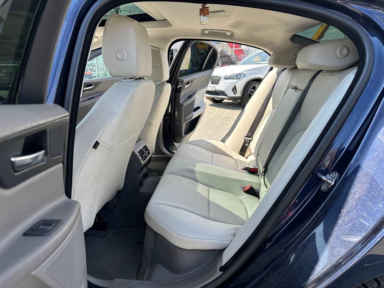 2016 Jaguar XE — Miniatură 12