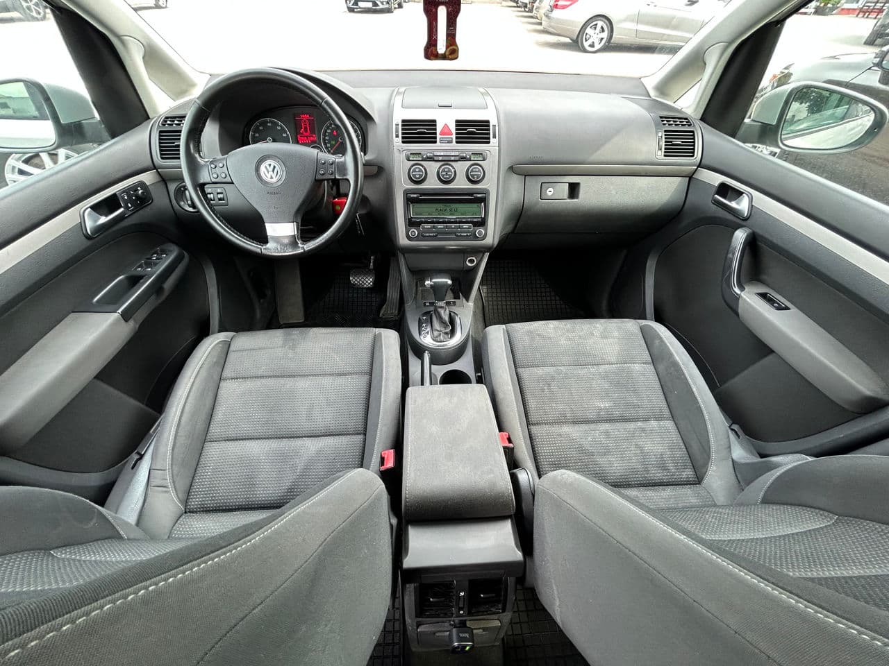 2010 Volkswagen Touran — Miniatură 8