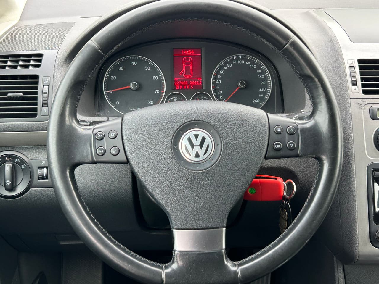 2010 Volkswagen Touran — Miniatură 10