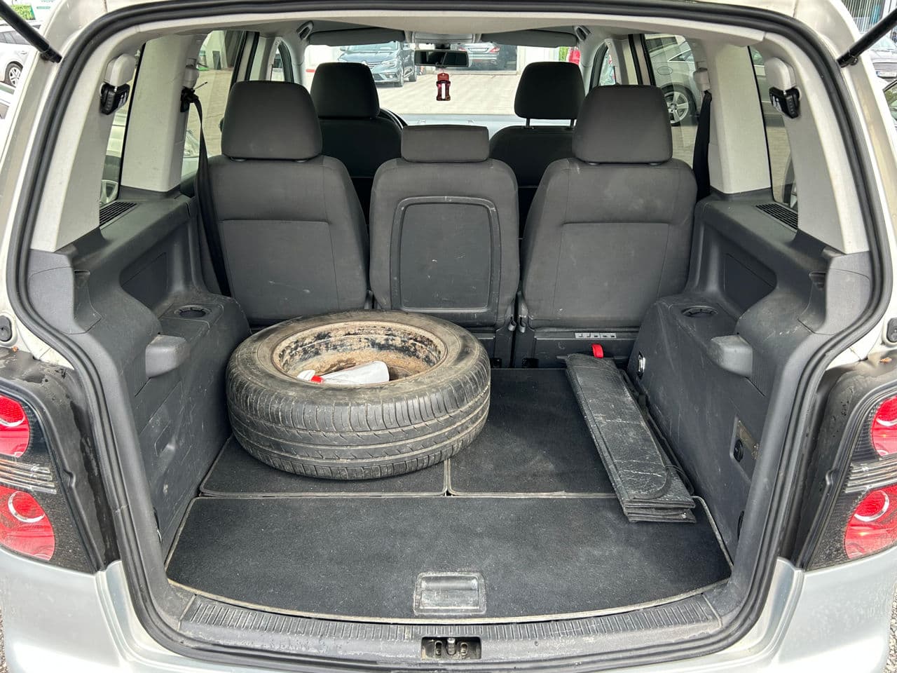 2010 Volkswagen Touran — Miniatură 17