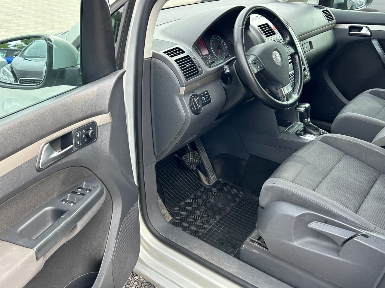 2010 Volkswagen Touran — Miniatură 5