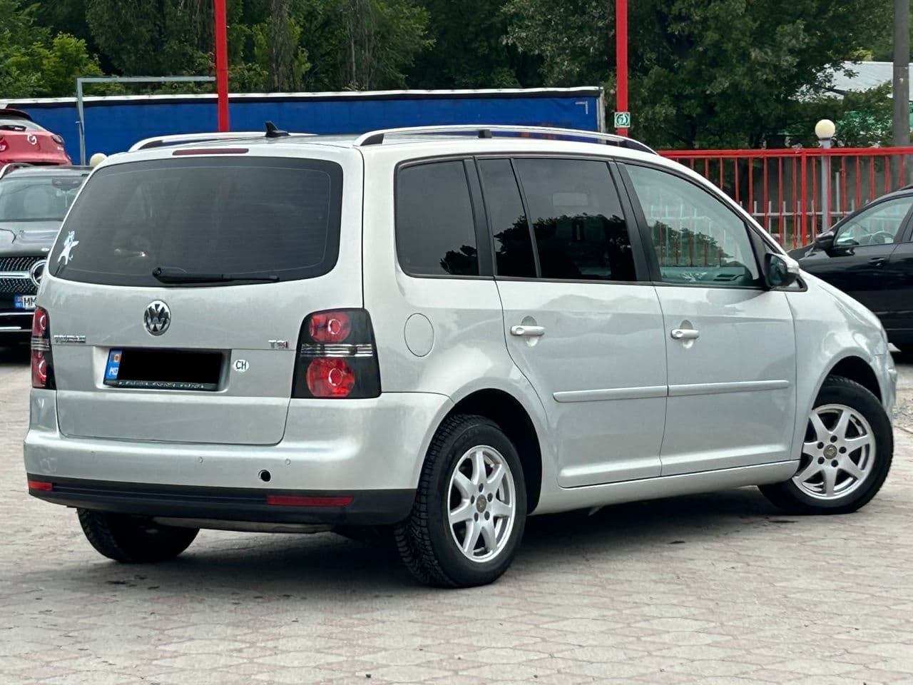 2010 Volkswagen Touran — Miniatură 3