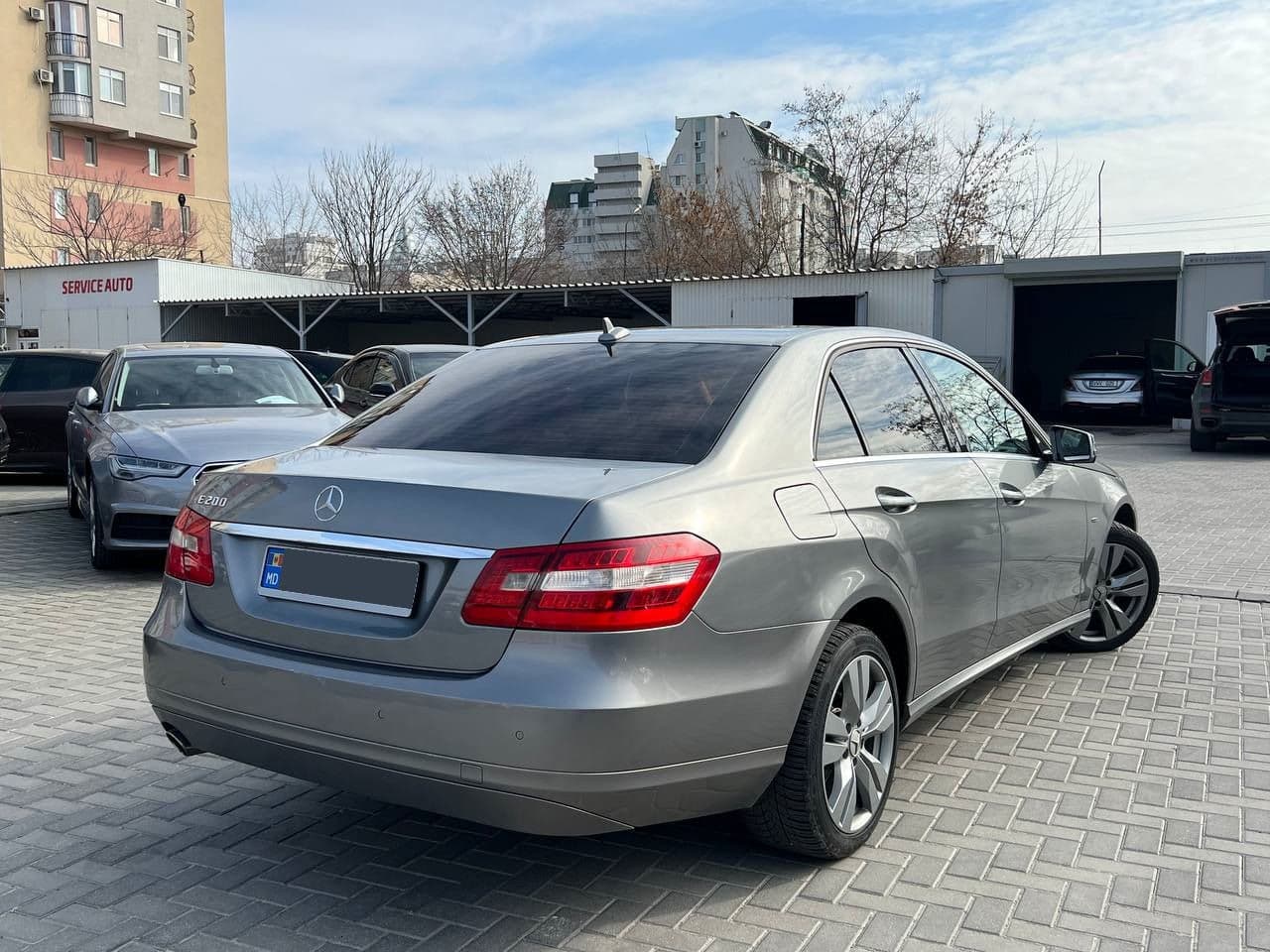 2011 Mercedes E 200 — Miniatură 2