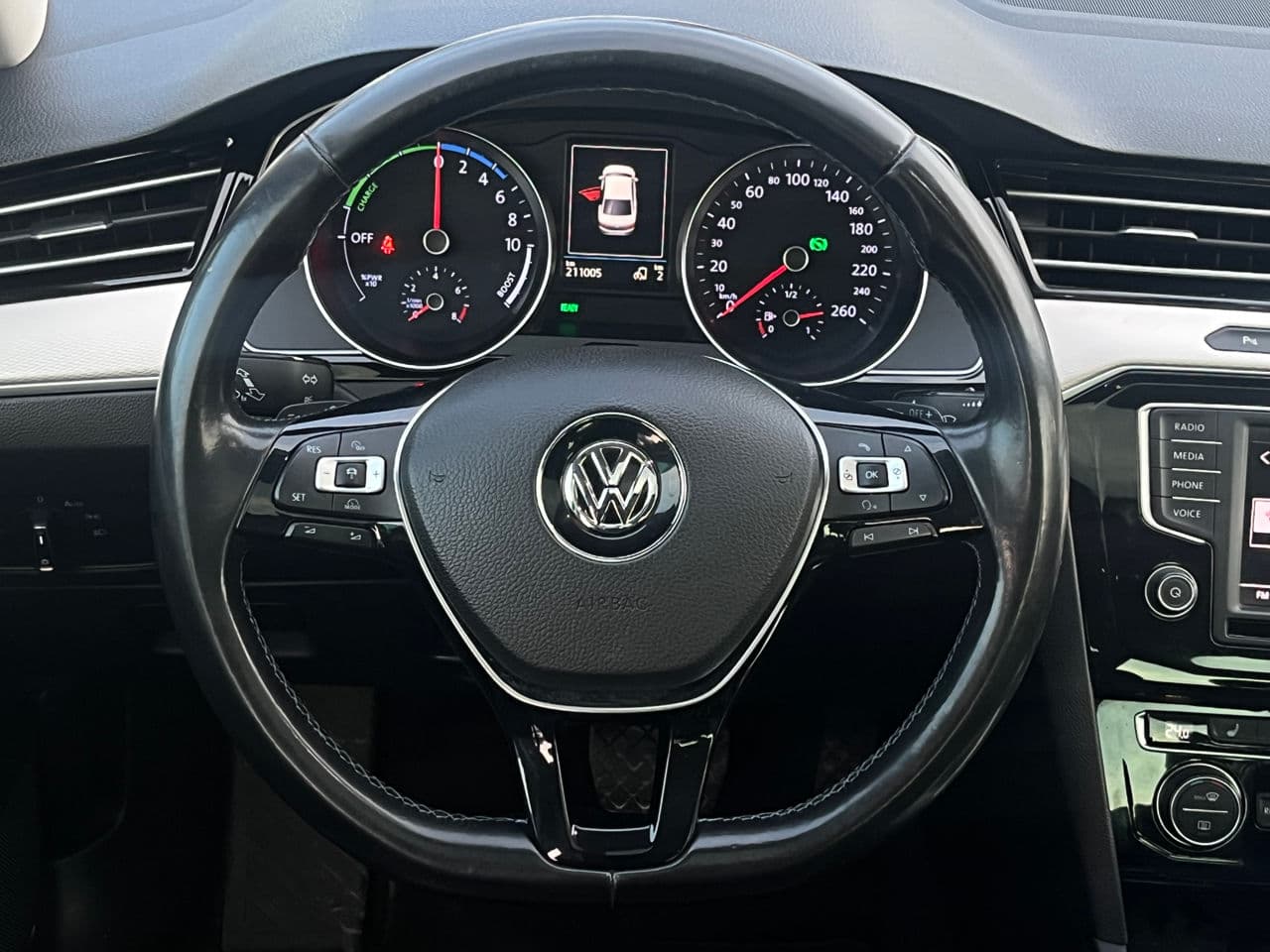2016 Volkswagen Passat GTE — Miniatură 8