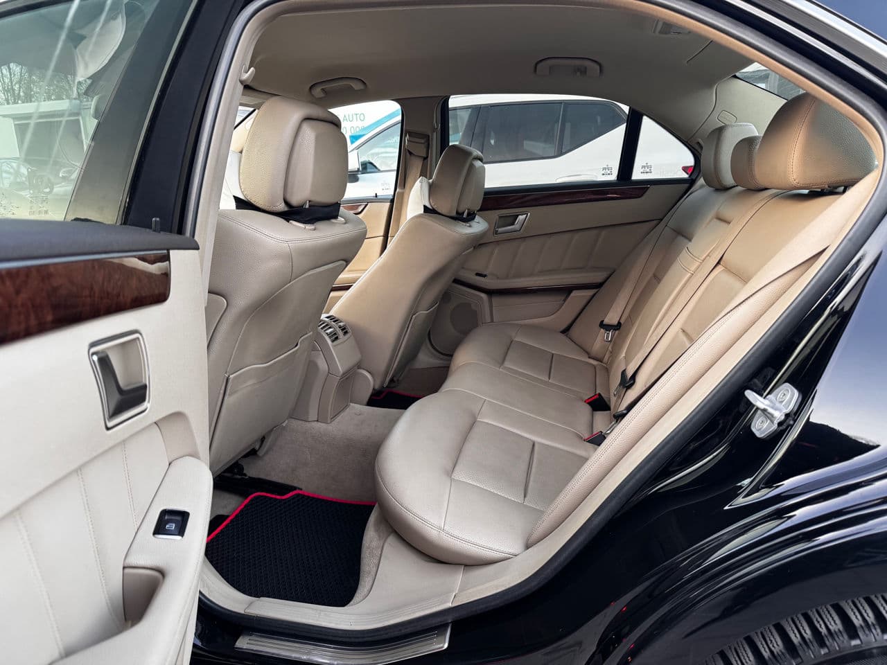 2011 Mercedes E 200 — Miniatură 7