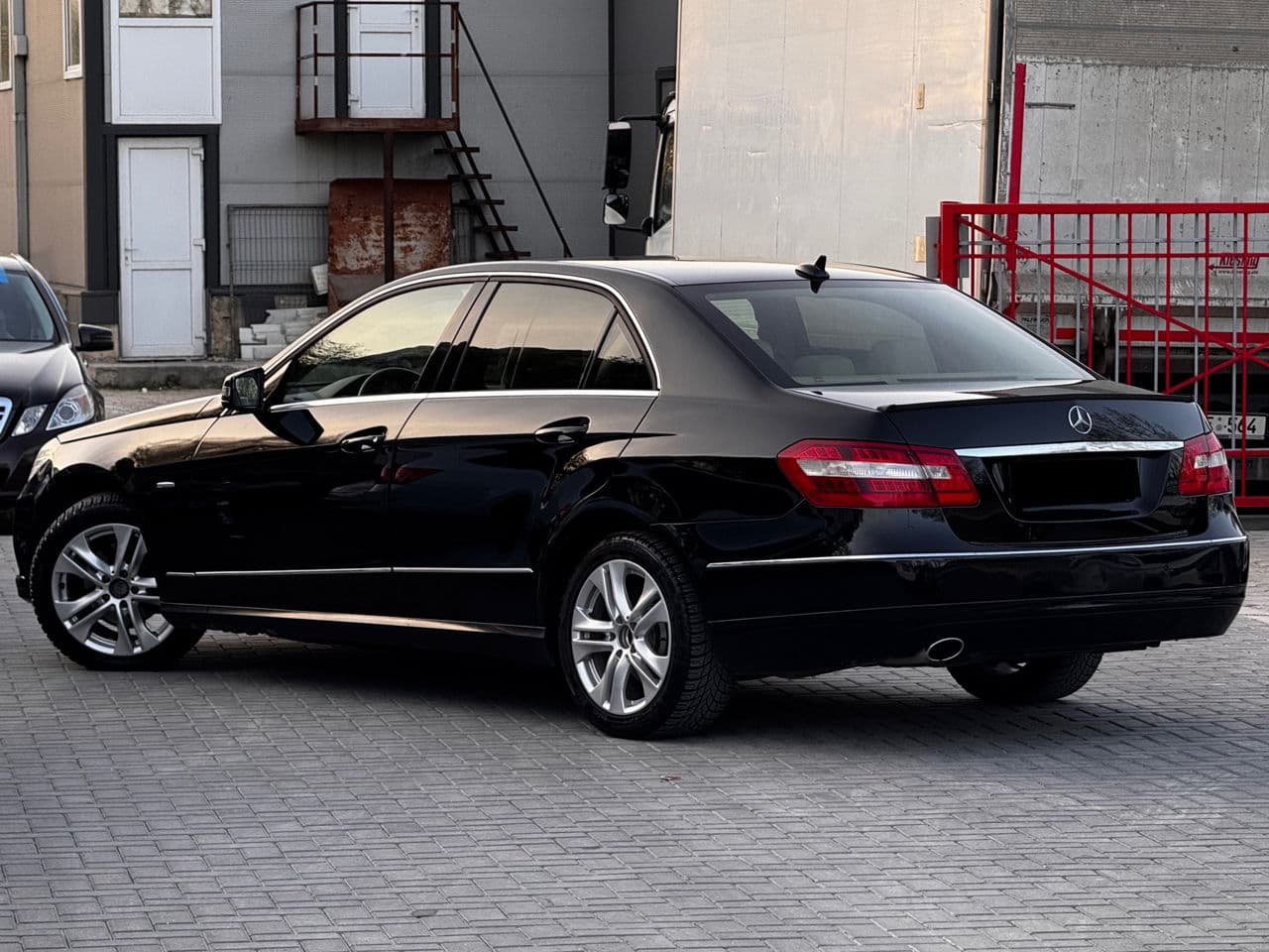 2011 Mercedes E 200 — Miniatură 2