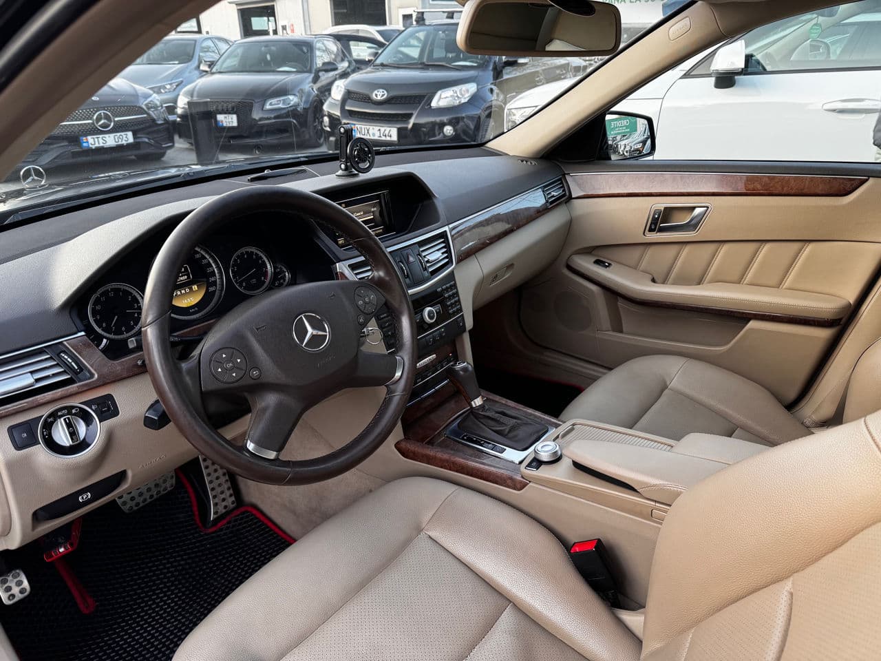 2011 Mercedes E 200 — Miniatură 5