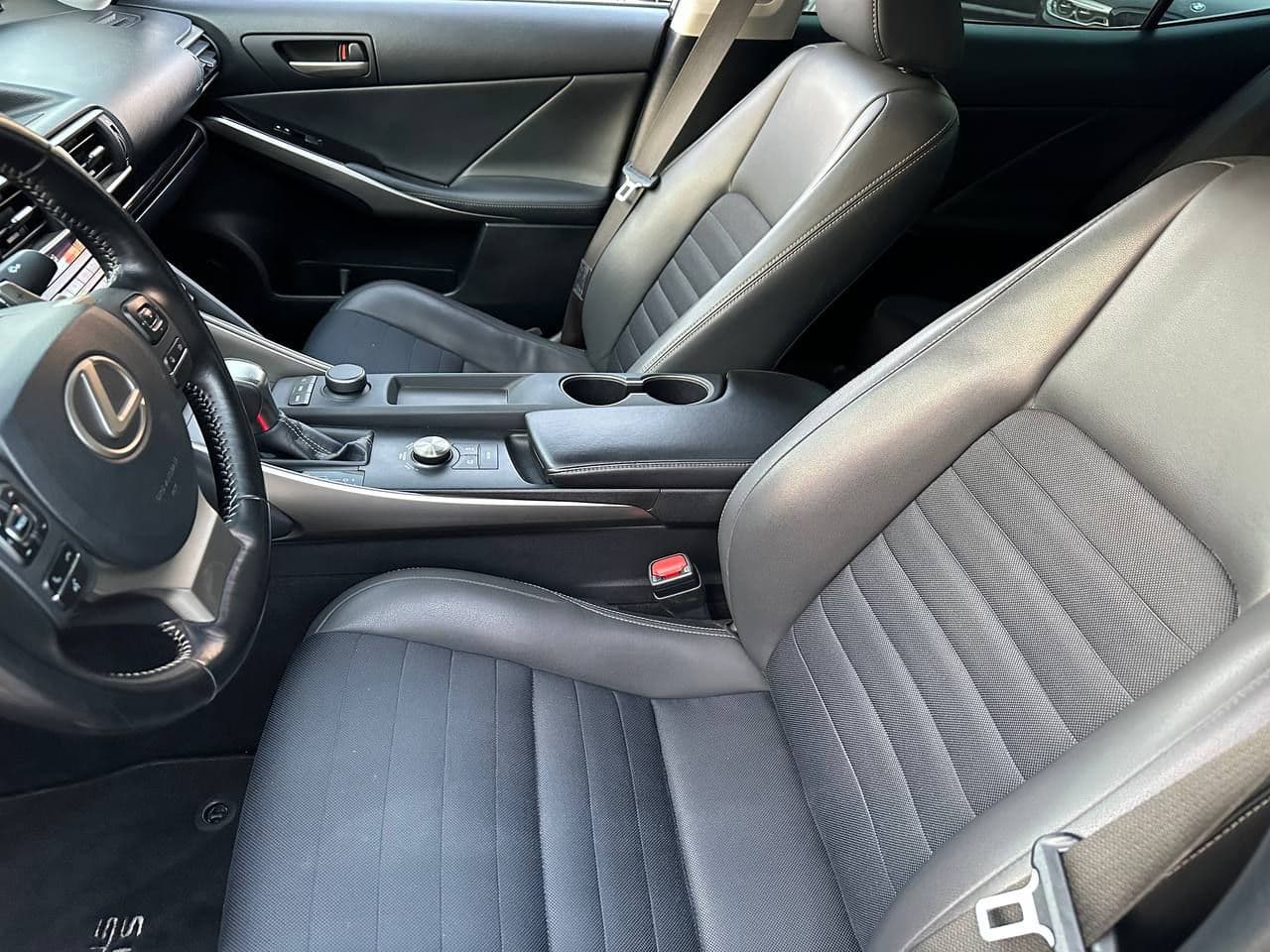 2018 Lexus IS 300h — Miniatură 6