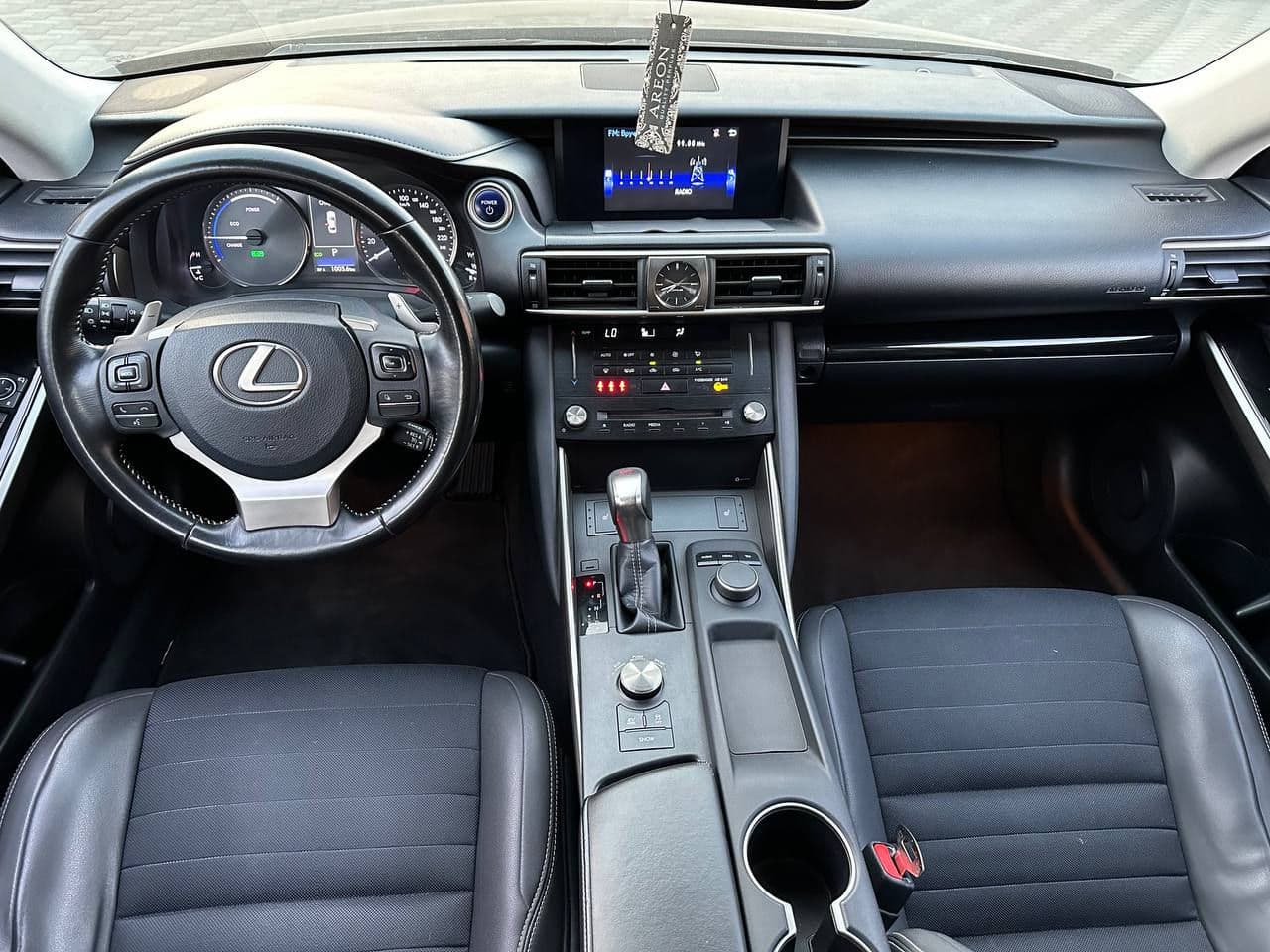 2018 Lexus IS 300h — Miniatură 7