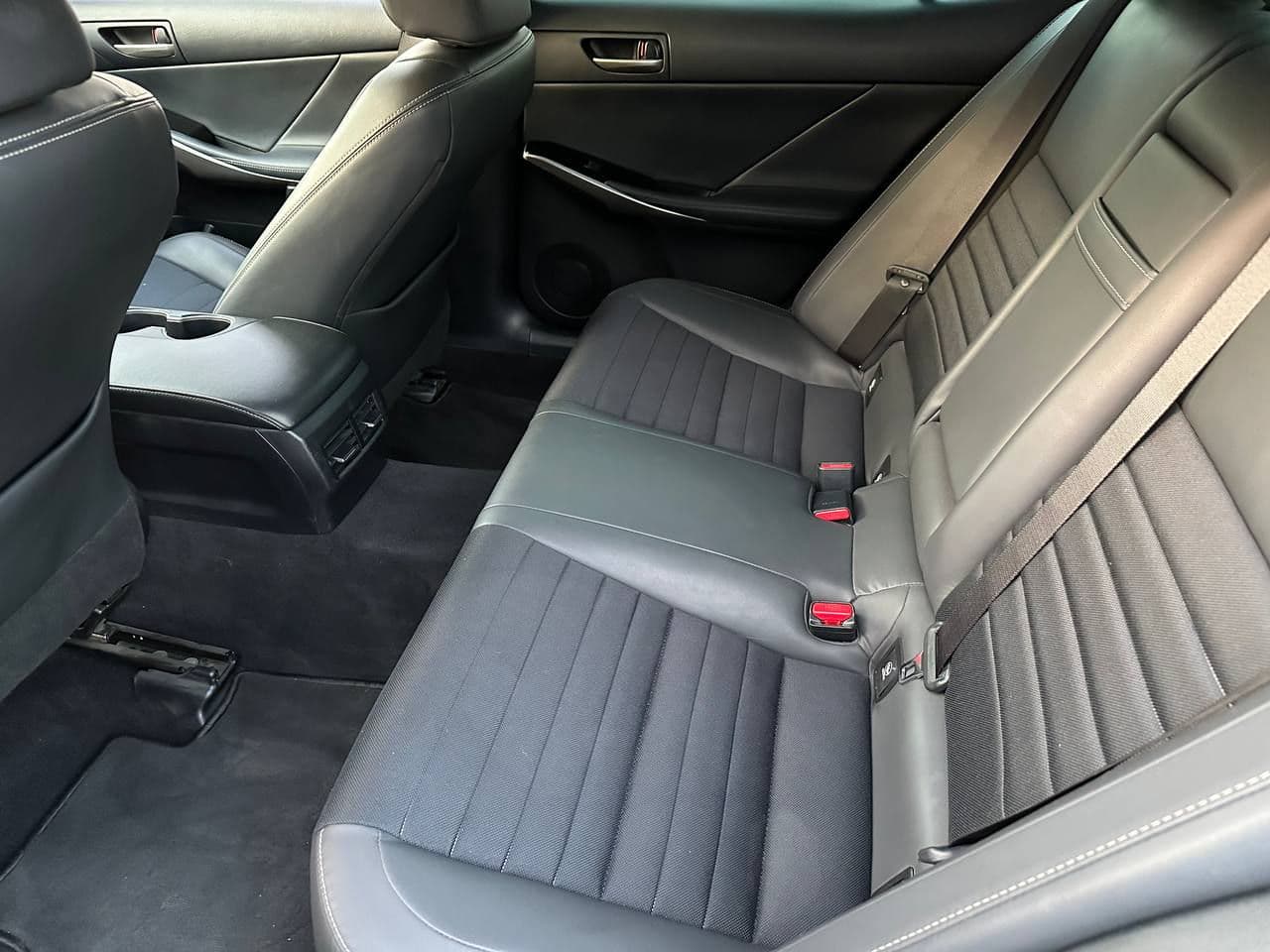 2018 Lexus IS 300h — Miniatură 18