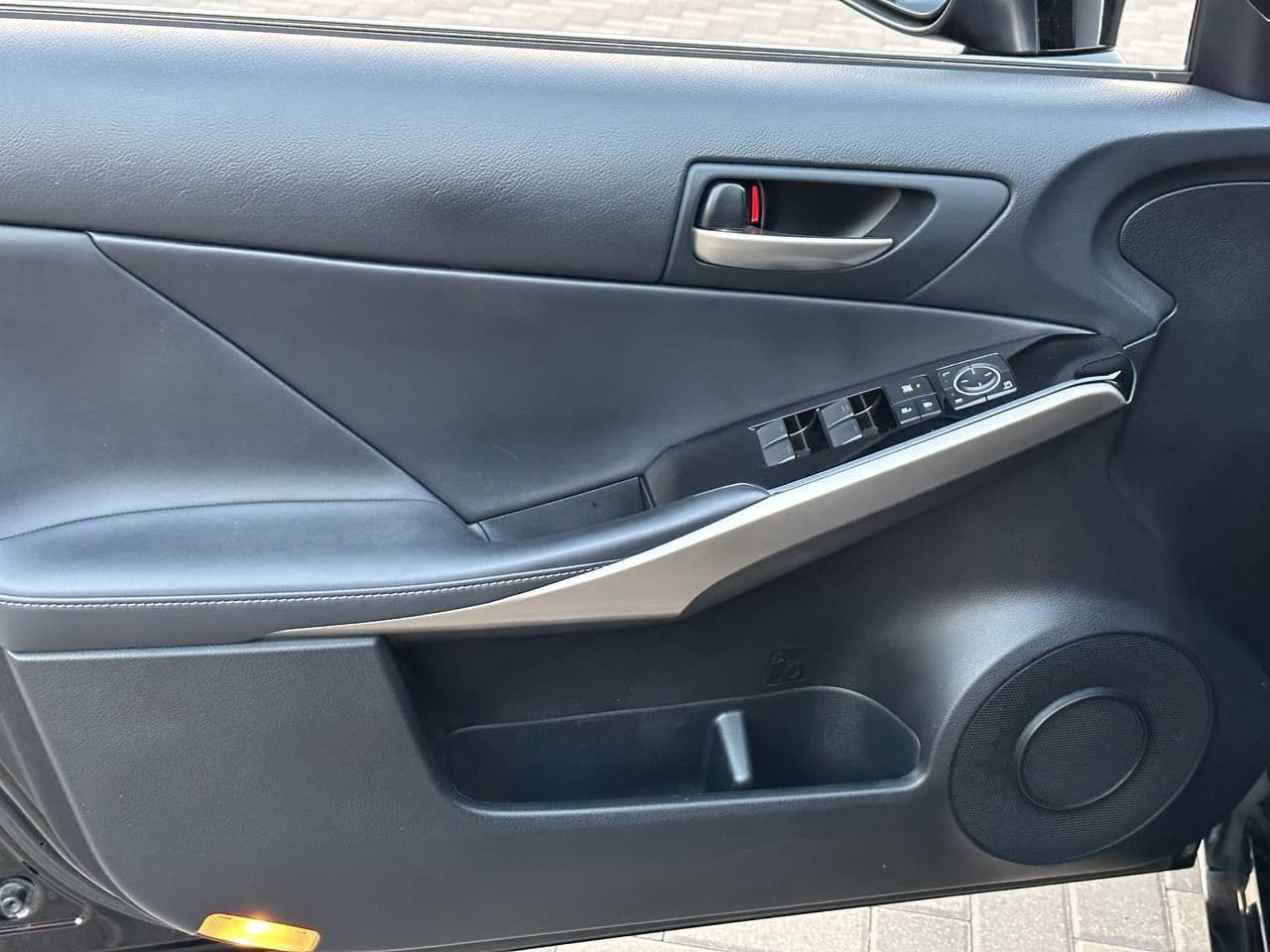 2018 Lexus IS 300h — Miniatură 5
