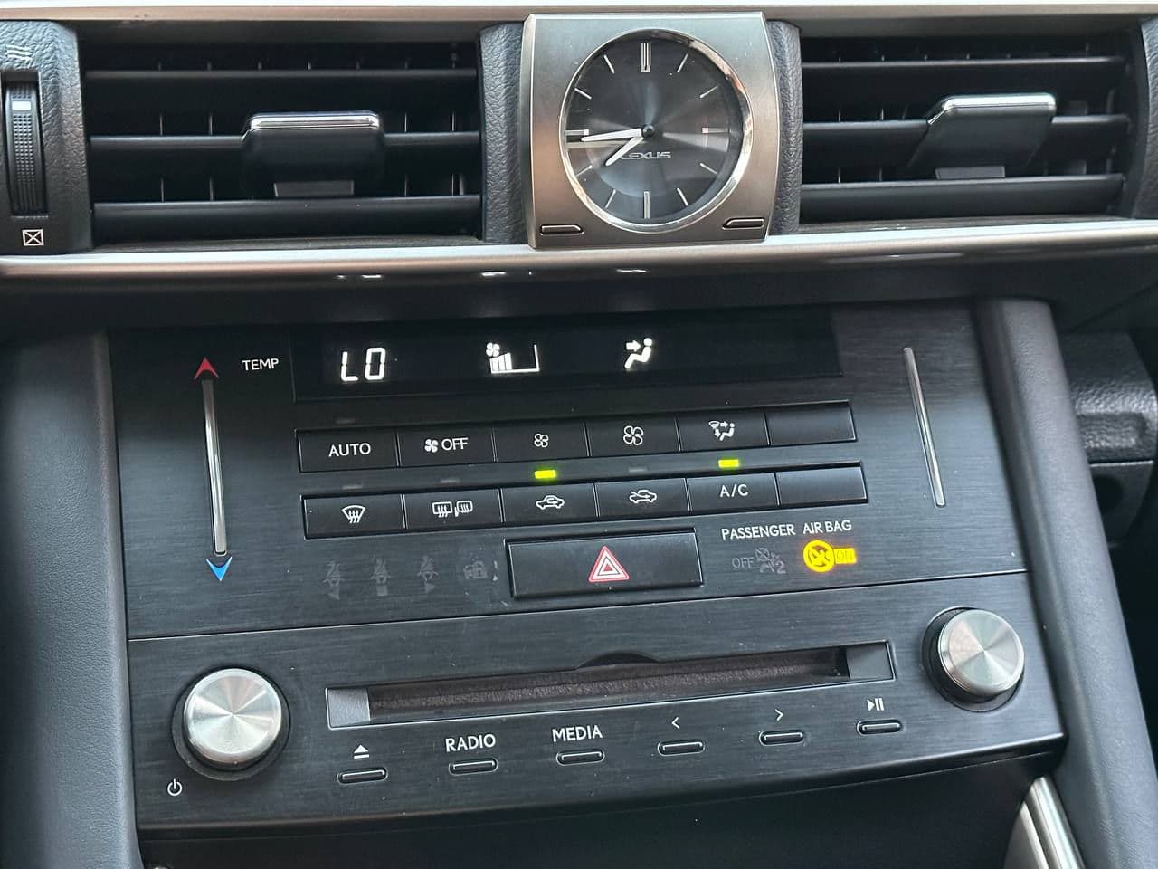 2018 Lexus IS 300h — Miniatură 13