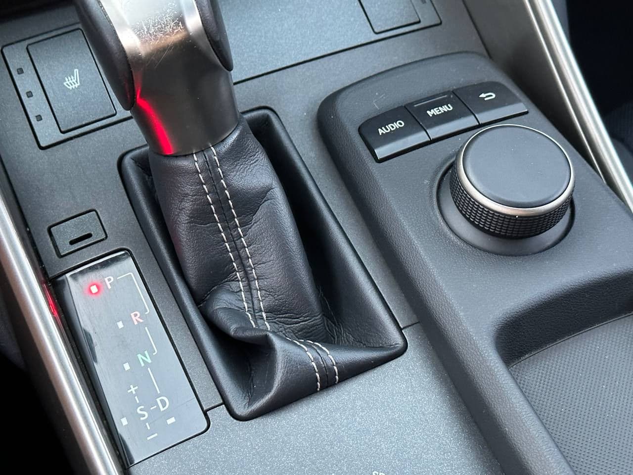 2018 Lexus IS 300h — Miniatură 15
