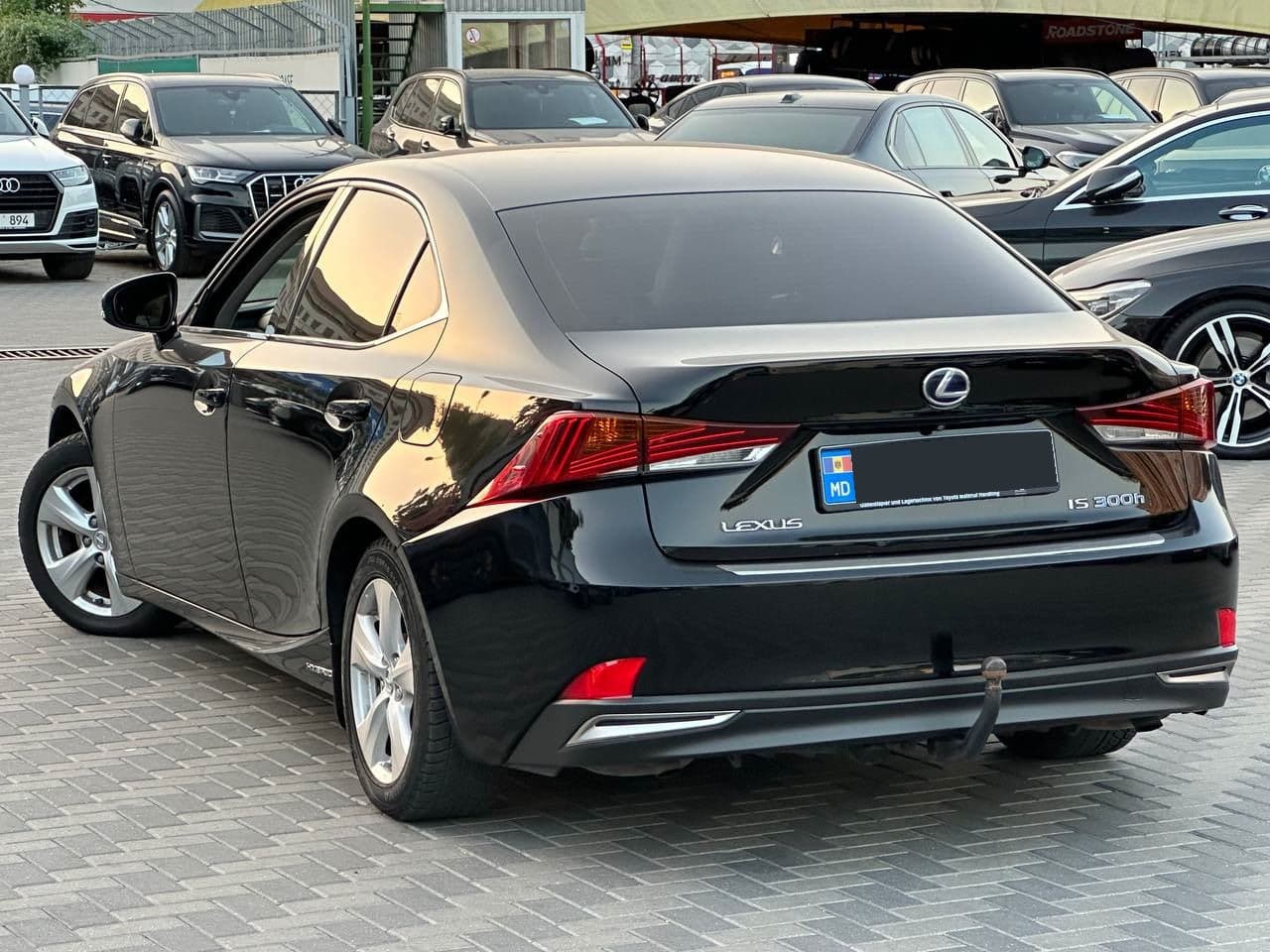 2018 Lexus IS 300h — Miniatură 2