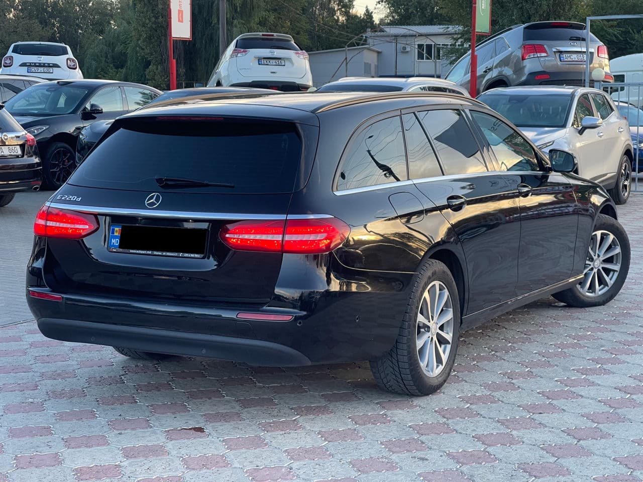2017 Mercedes E 220 — Miniatură 3