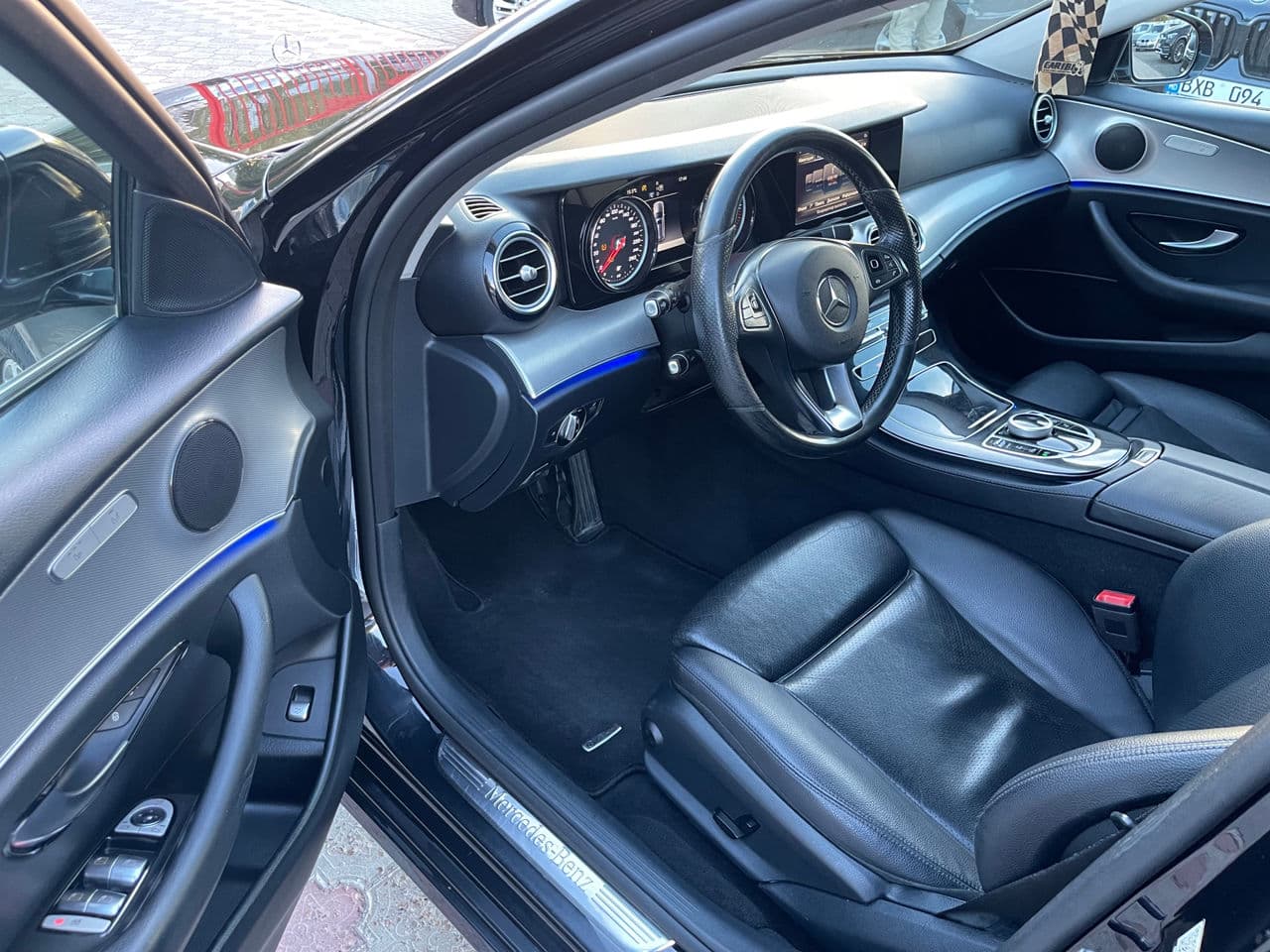 2017 Mercedes E 220 — Miniatură 5