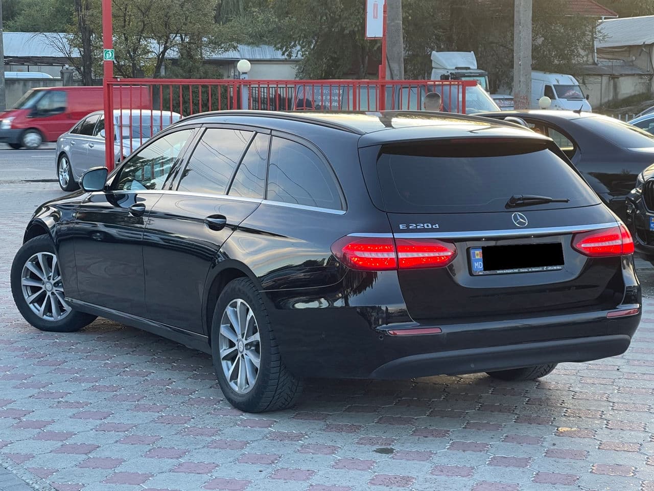 2017 Mercedes E 220 — Miniatură 2