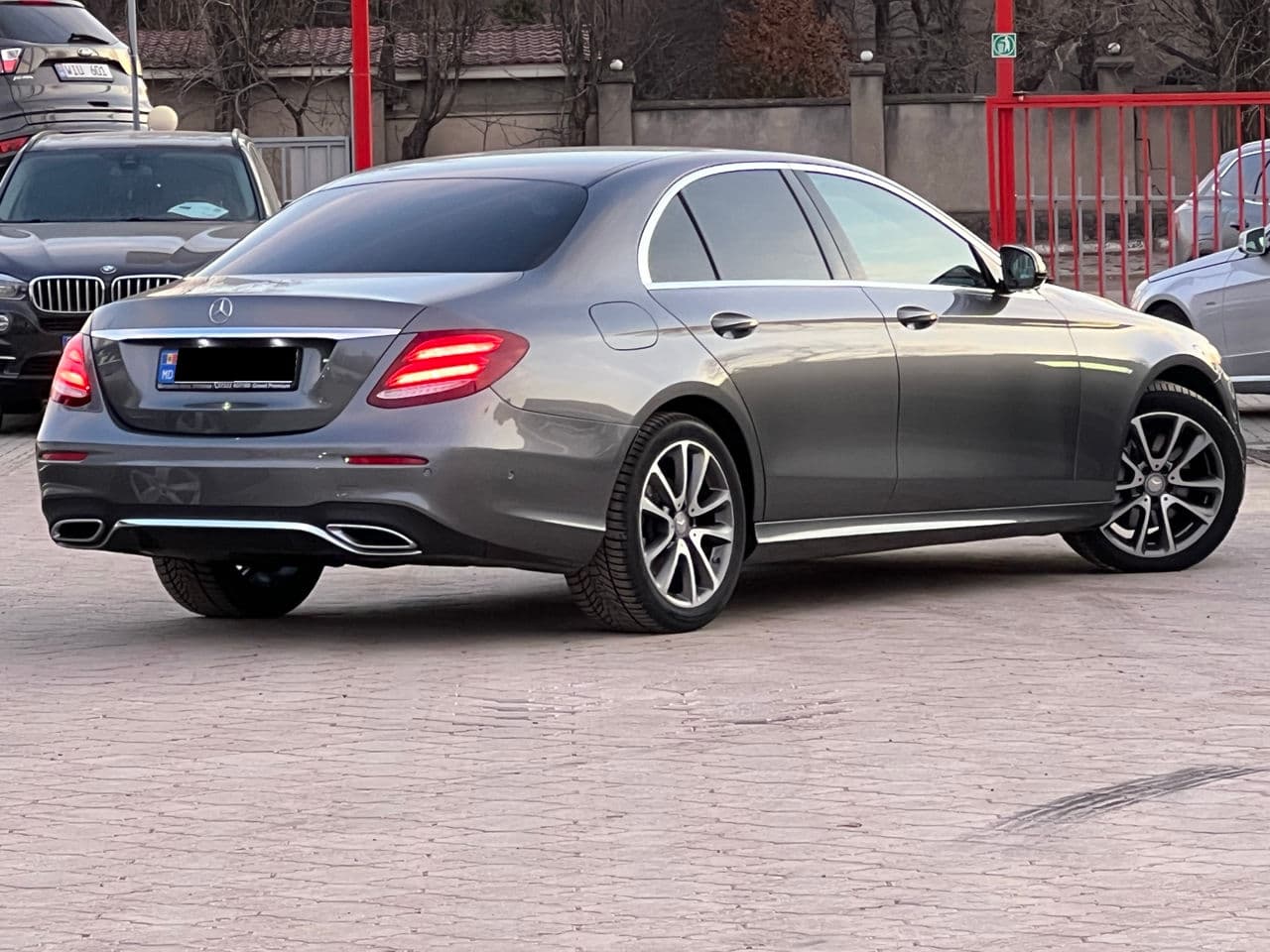 2016 Mercedes E 220 — Miniatură 3