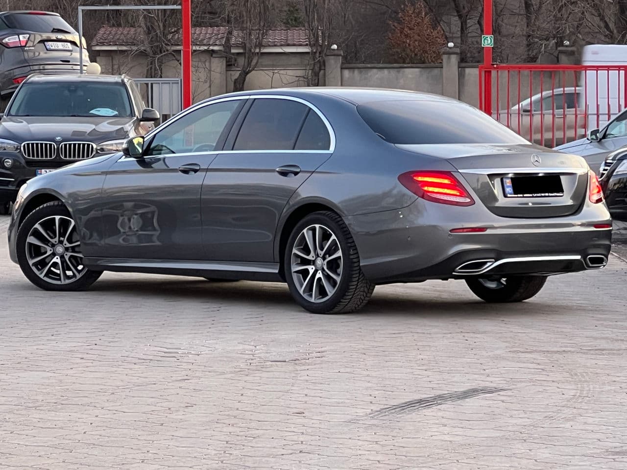 2016 Mercedes E 220 — Miniatură 2
