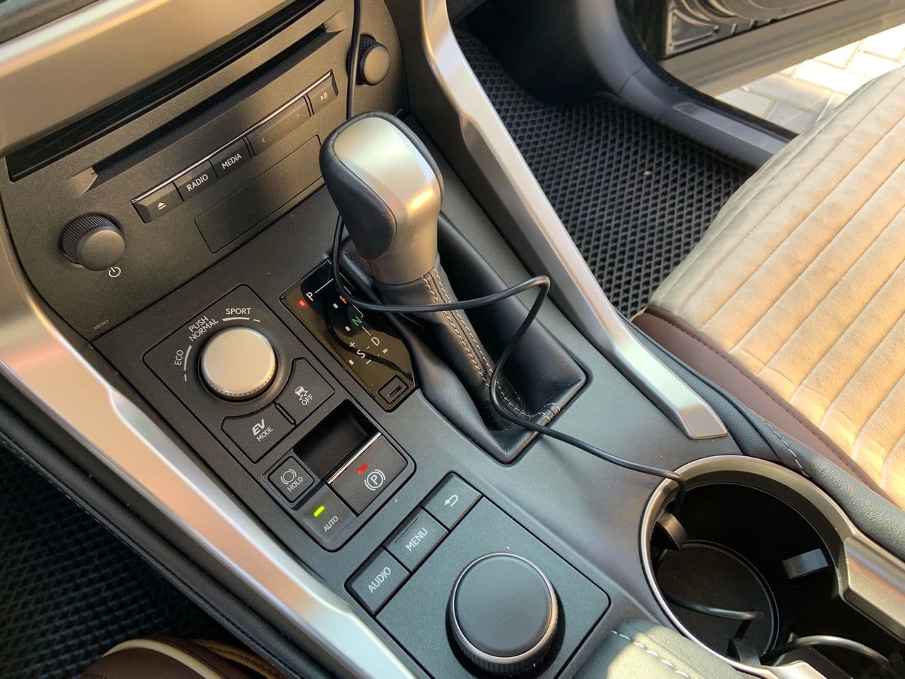 Lexus NX 300H 2016 — Миниатюра 16