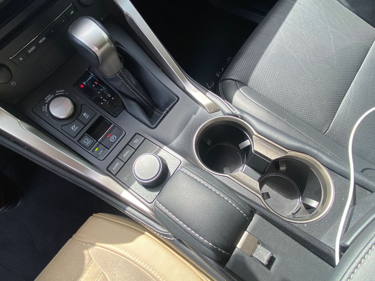 2016 Lexus NX 300H — Miniatură 13