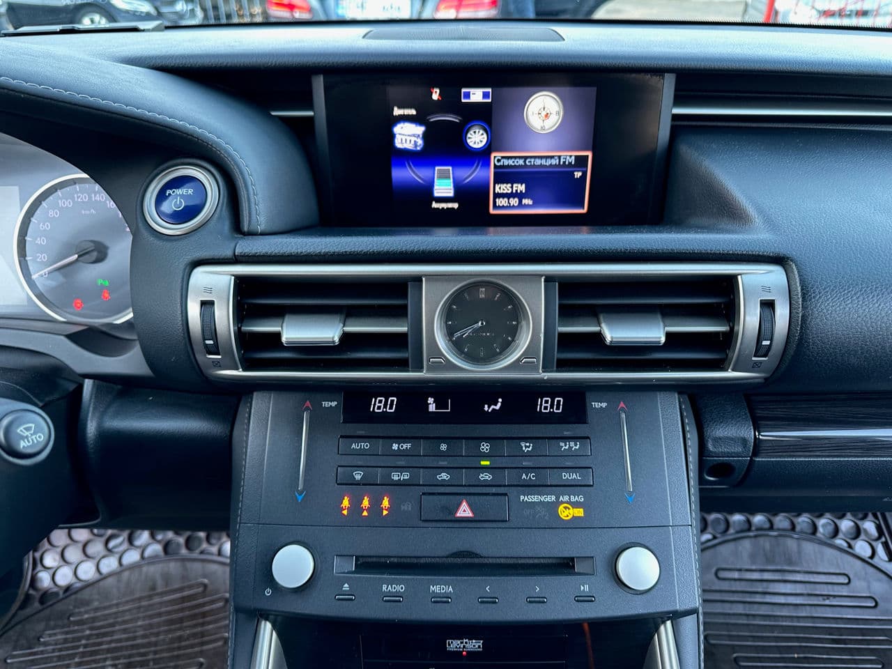 2014 Lexus IS 300h — Miniatură 11