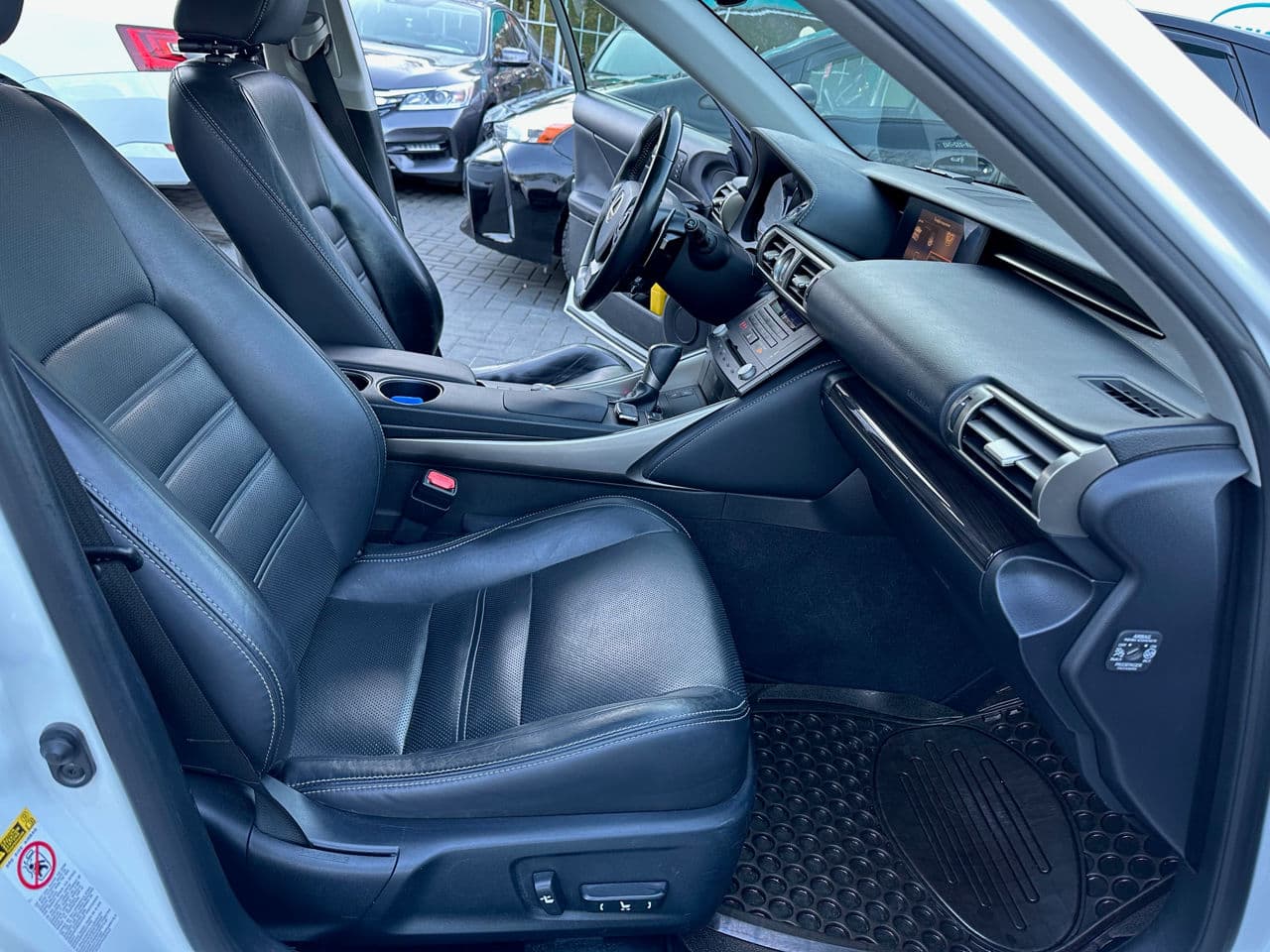 2014 Lexus IS 300h — Miniatură 16