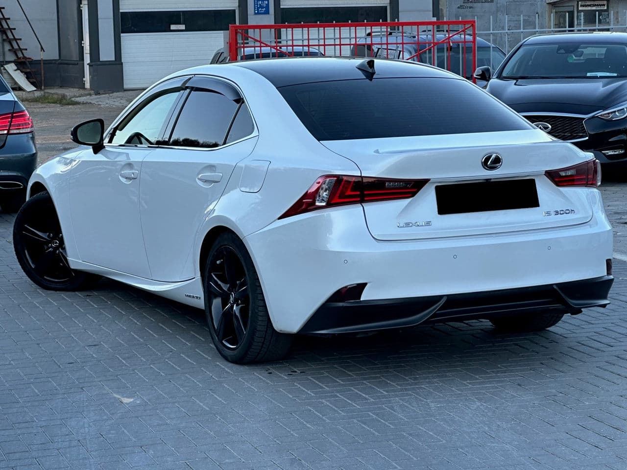 2014 Lexus IS 300h — Miniatură 2