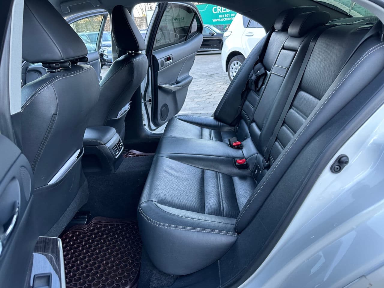 2014 Lexus IS 300h — Miniatură 18