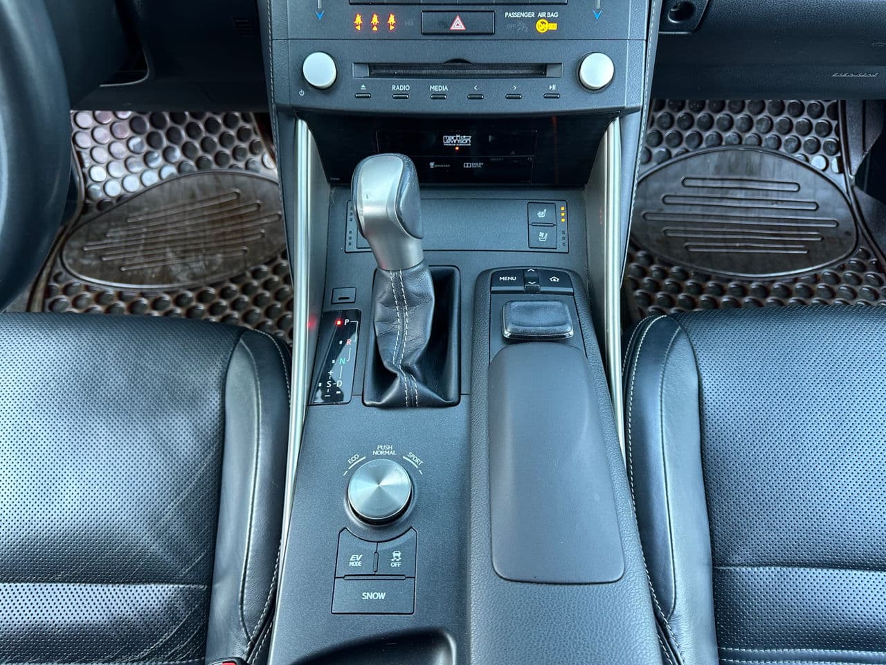 2014 Lexus IS 300h — Miniatură 12