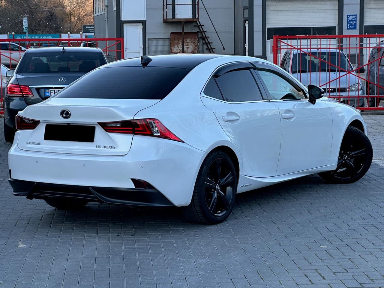 2014 Lexus IS 300h — Miniatură 3