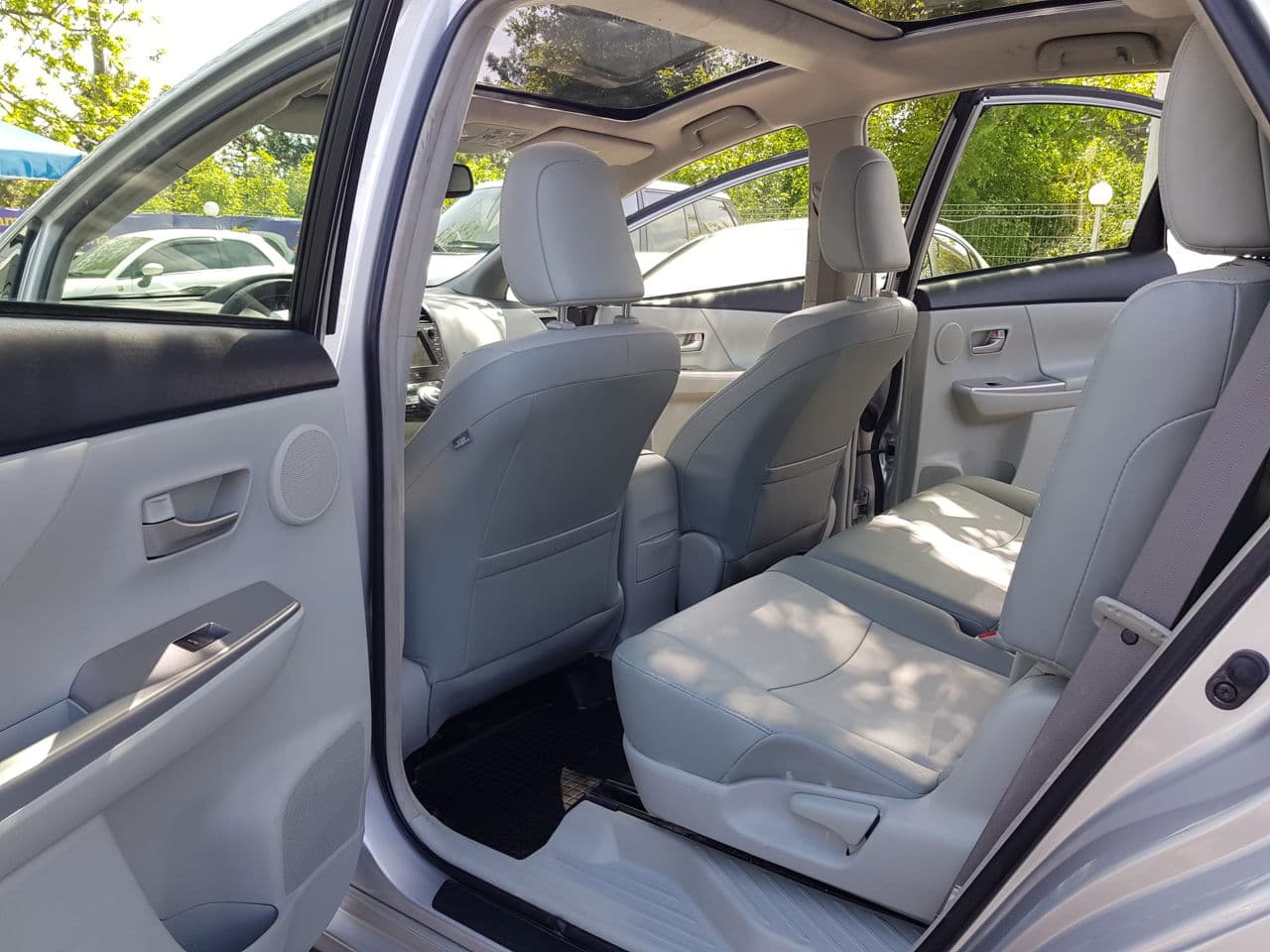 2014 Toyota Prius Plus / V — Miniatură 15
