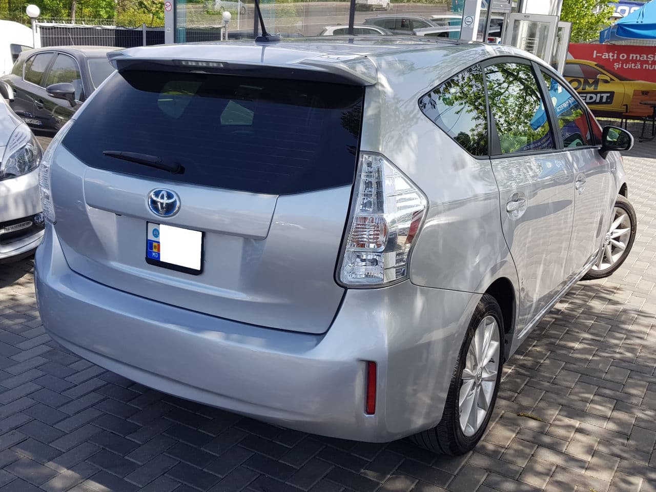 2014 Toyota Prius Plus / V — Miniatură 2