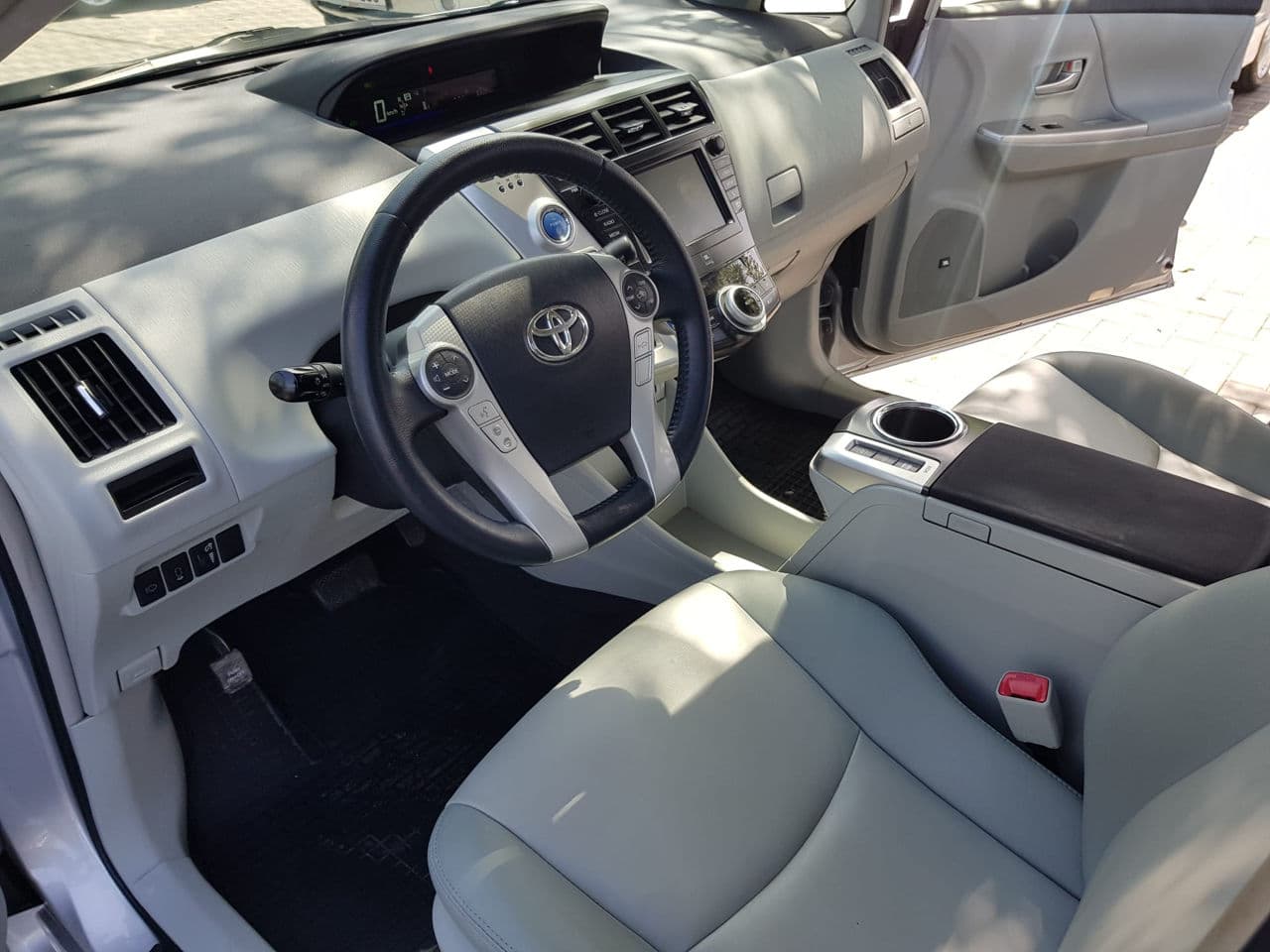 2014 Toyota Prius Plus / V — Miniatură 9