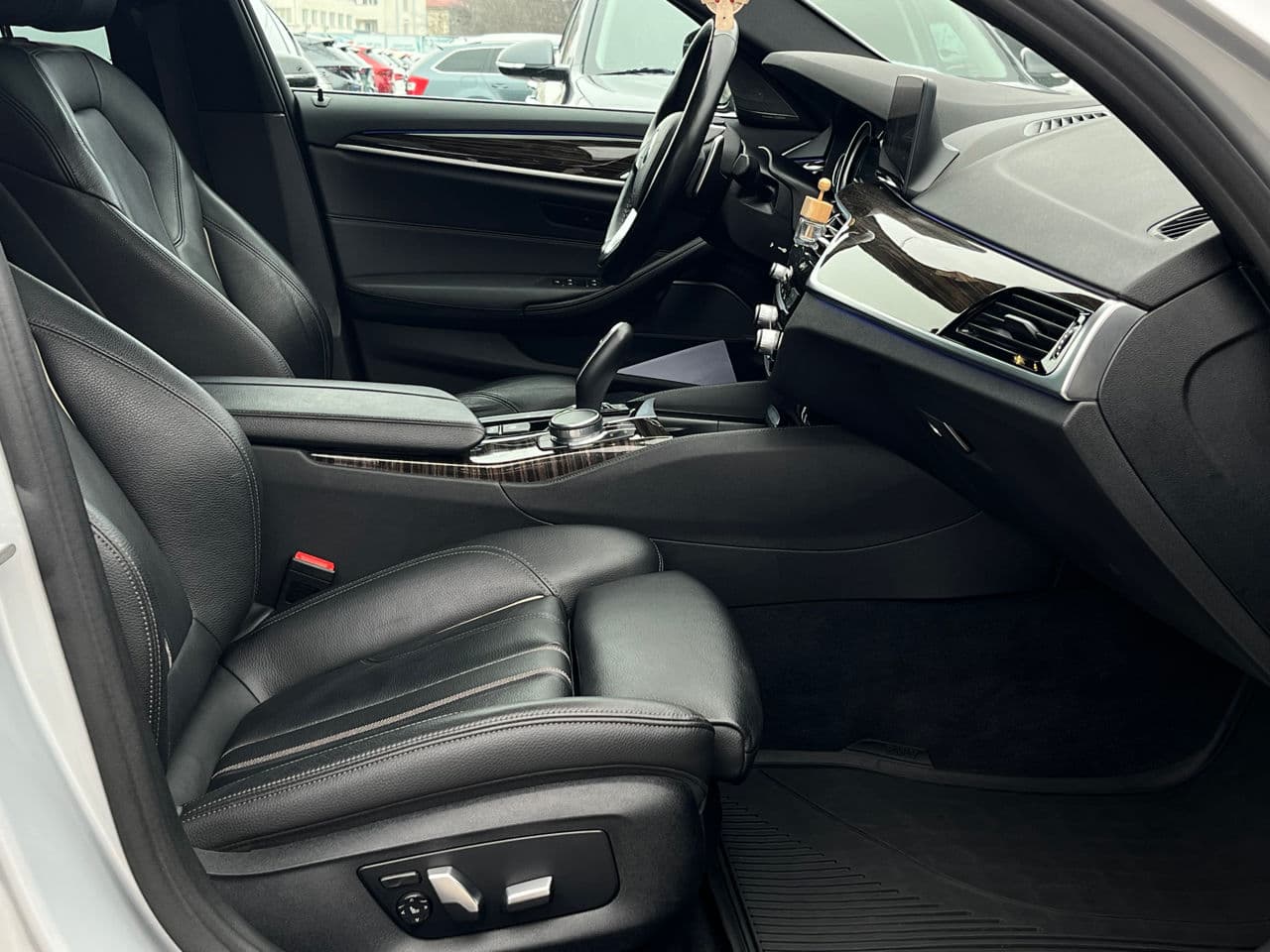 2018 BMW 530e — Miniatură 16