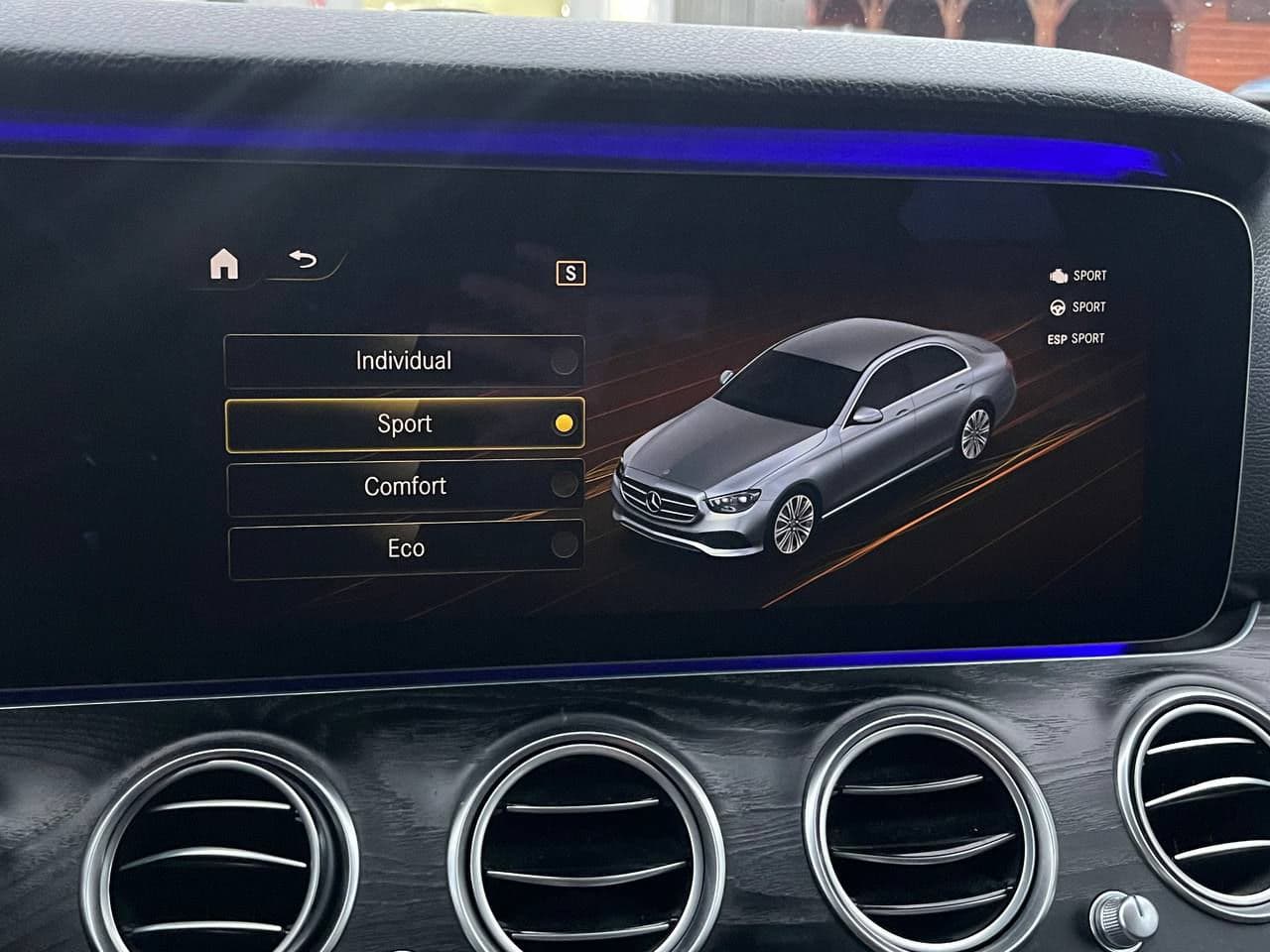Mercedes E 220 2020 — Миниатюра 12