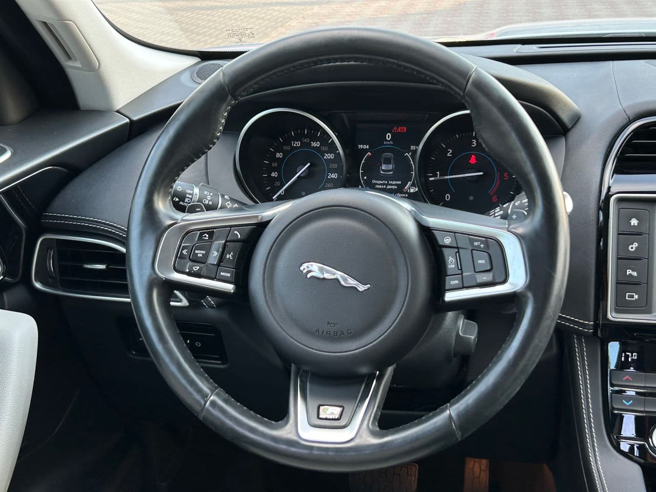 2016 Jaguar F-Pace — Miniatură 12