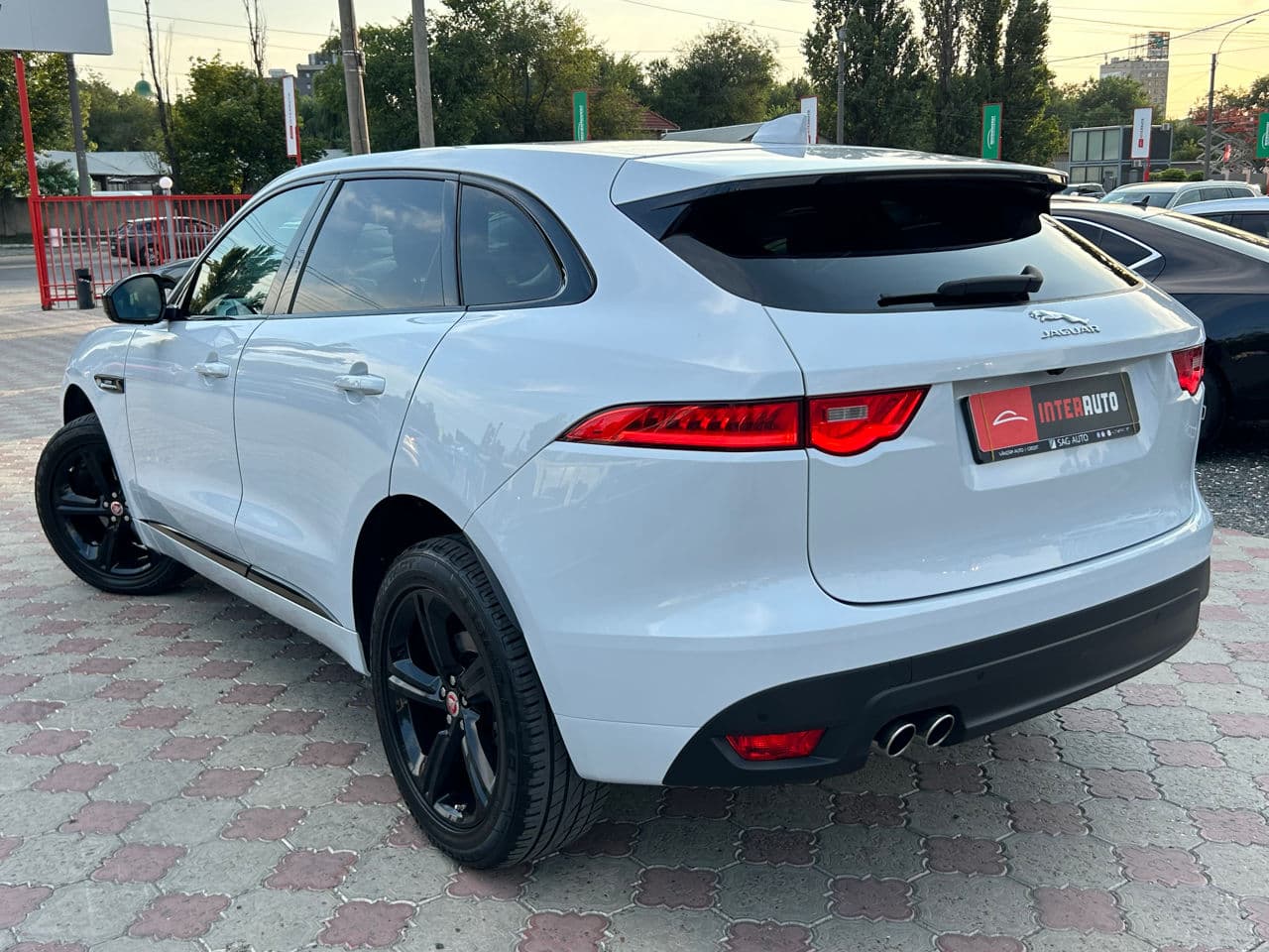 2016 Jaguar F-Pace — Miniatură 2