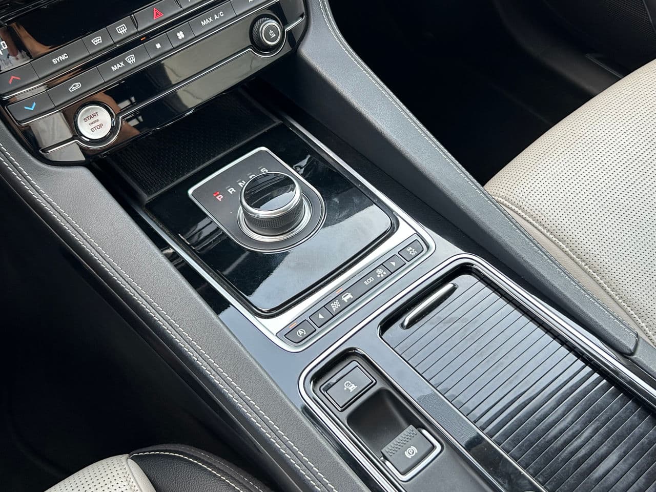 2016 Jaguar F-Pace — Miniatură 15