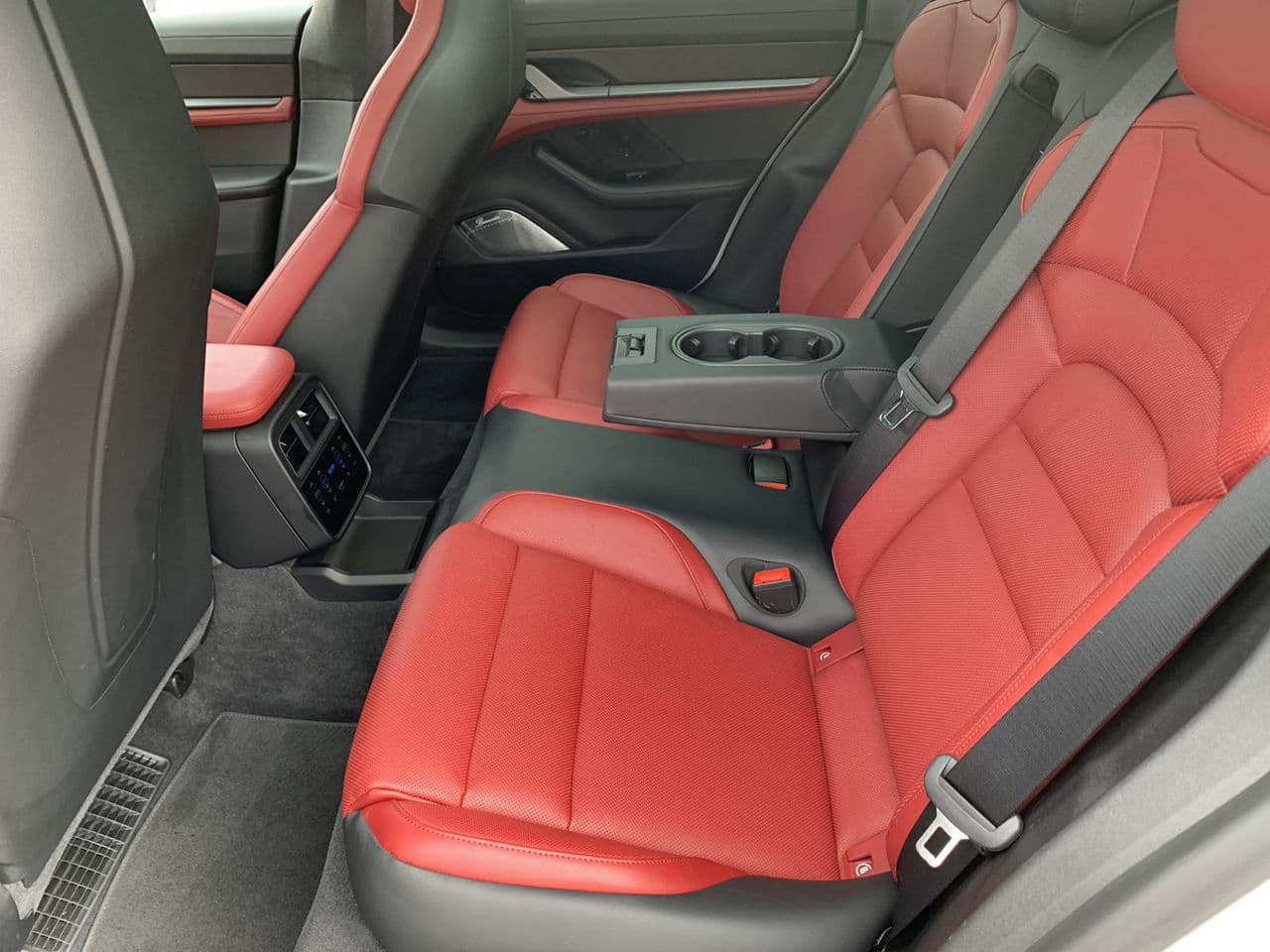 Porsche Taycan Turbo 2020 — Миниатюра 33