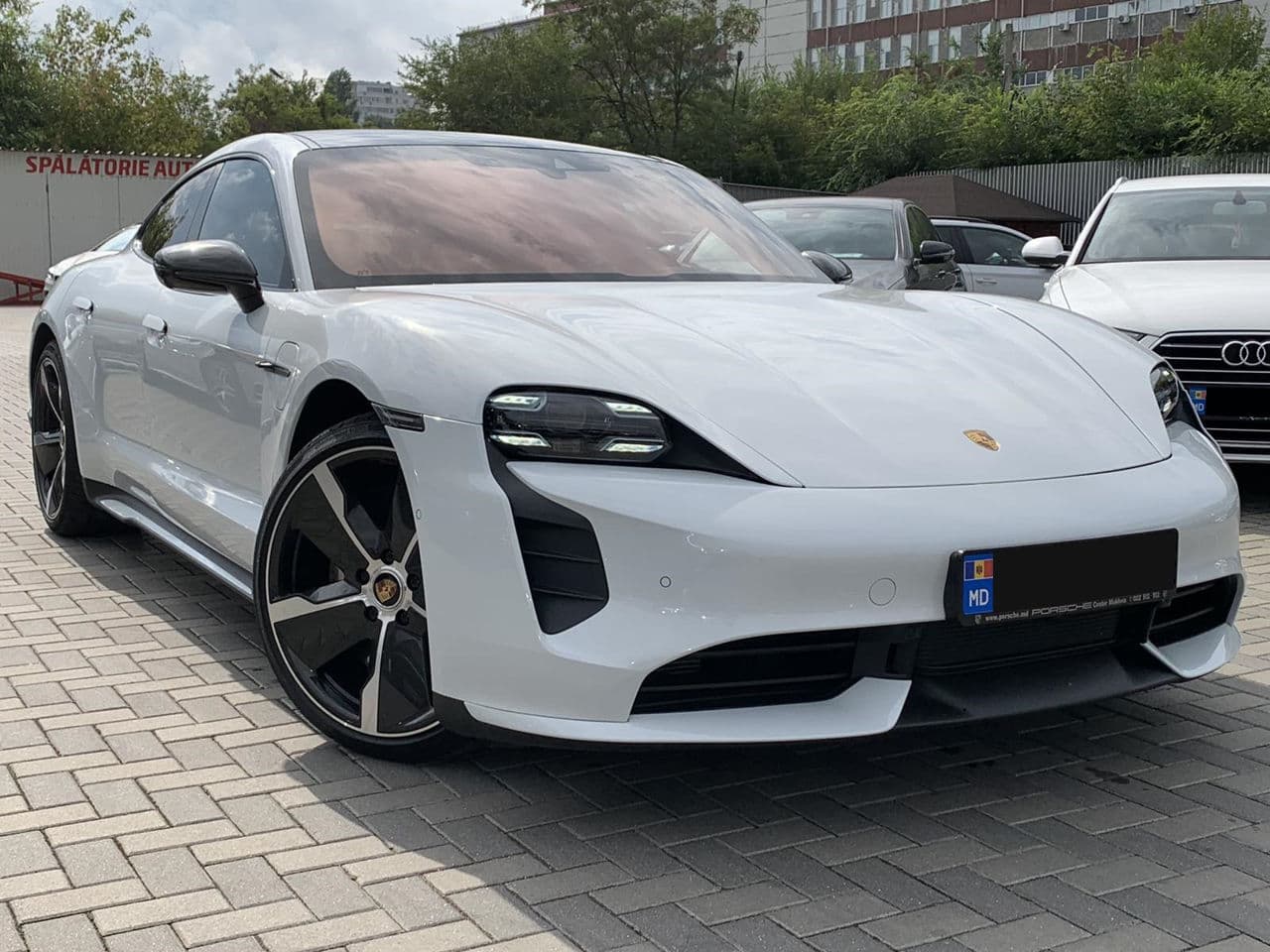 Porsche Taycan Turbo 2020 — Миниатюра 3