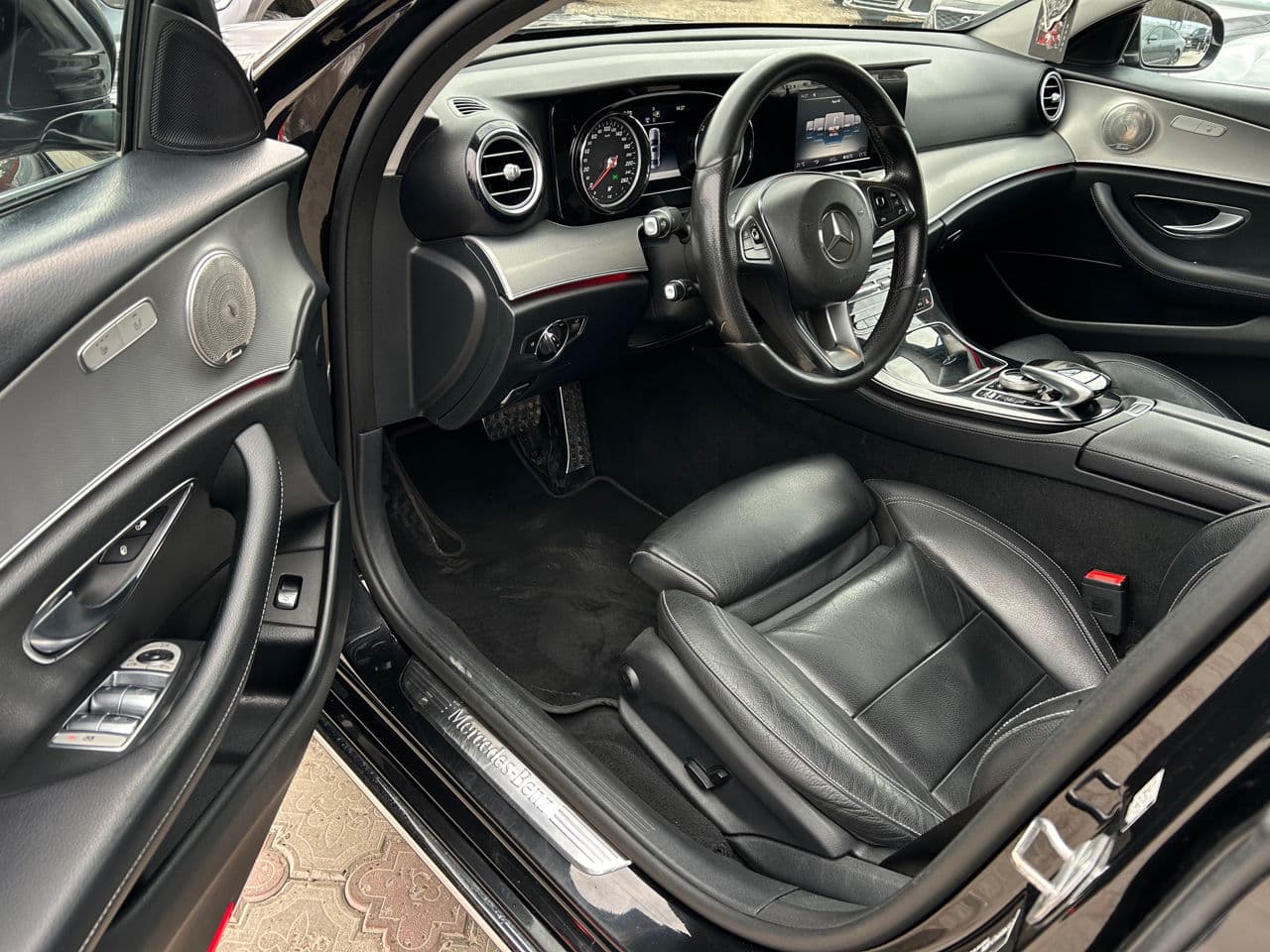 2016 Mercedes E 220 — Miniatură 5