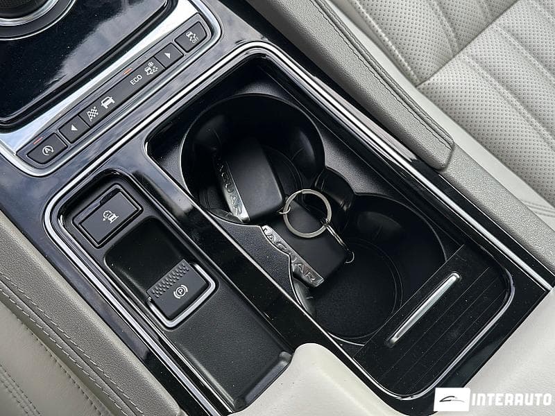 2016 Jaguar F-Pace — Miniatură 15