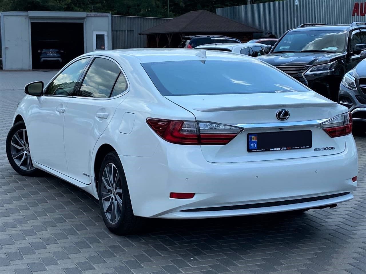 2016 Lexus ES 300h — Miniatură 2