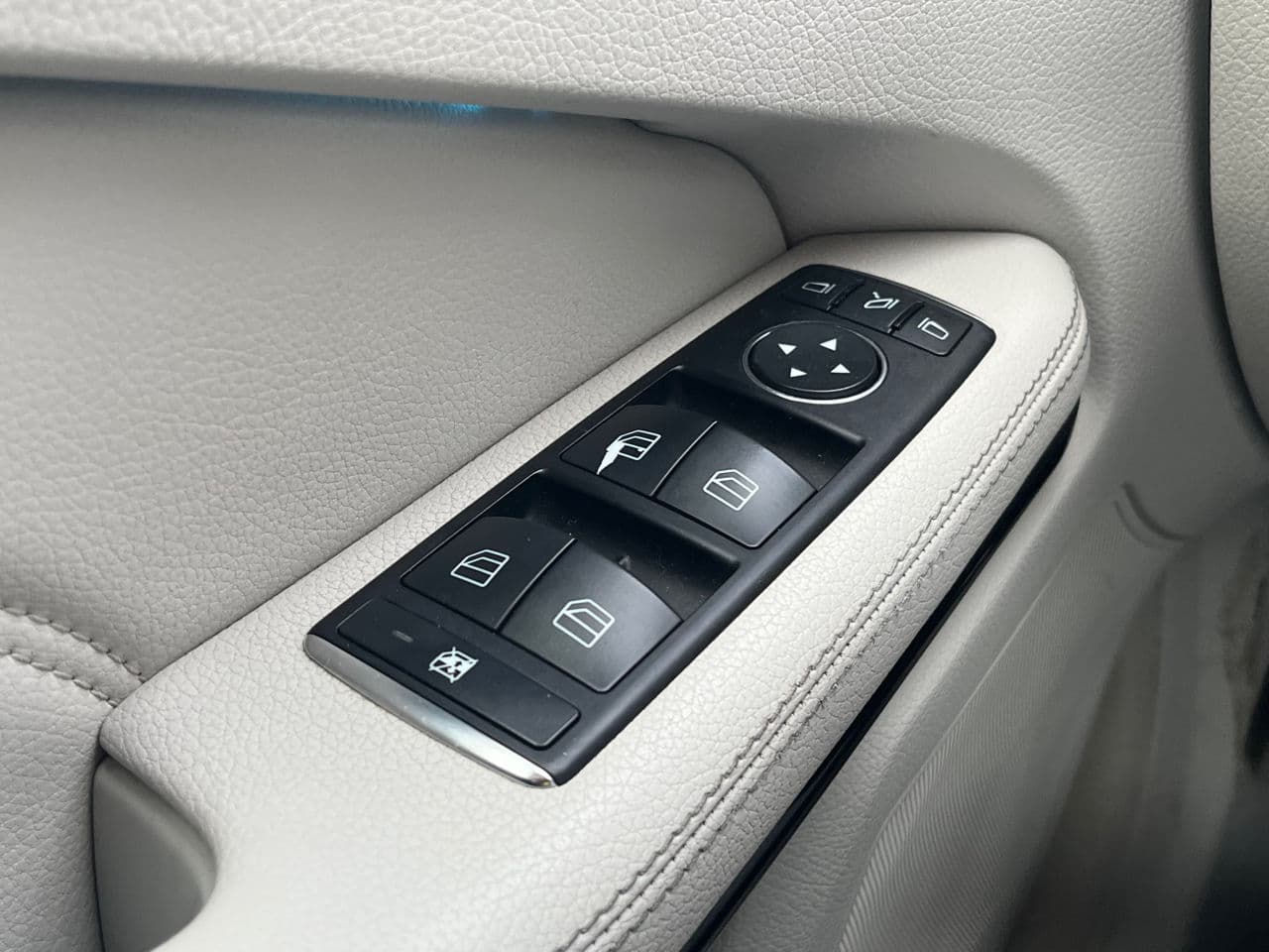 Mercedes E 220 2013 — Миниатюра 11