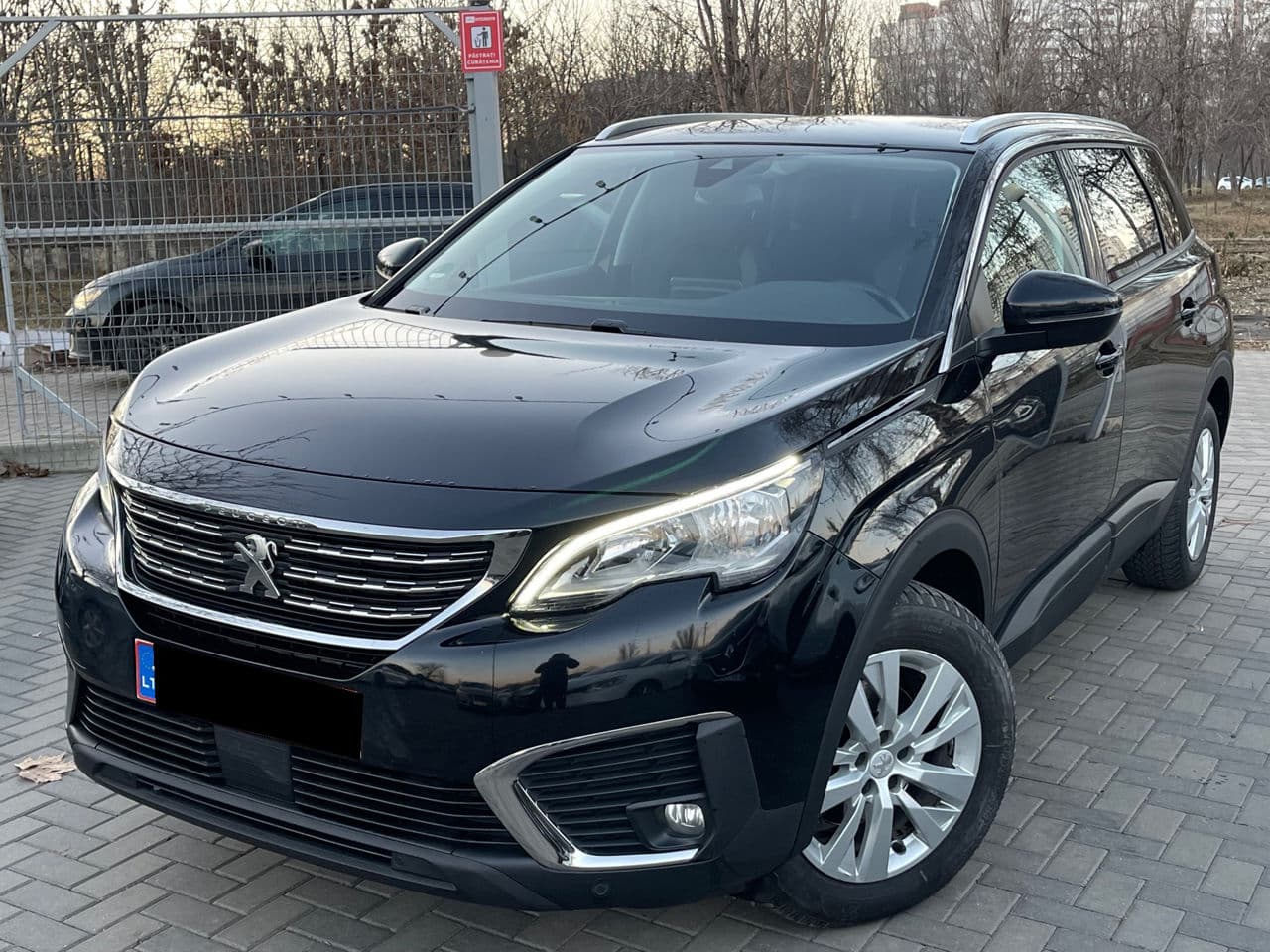 2017 Peugeot 5008 — Miniatură 2