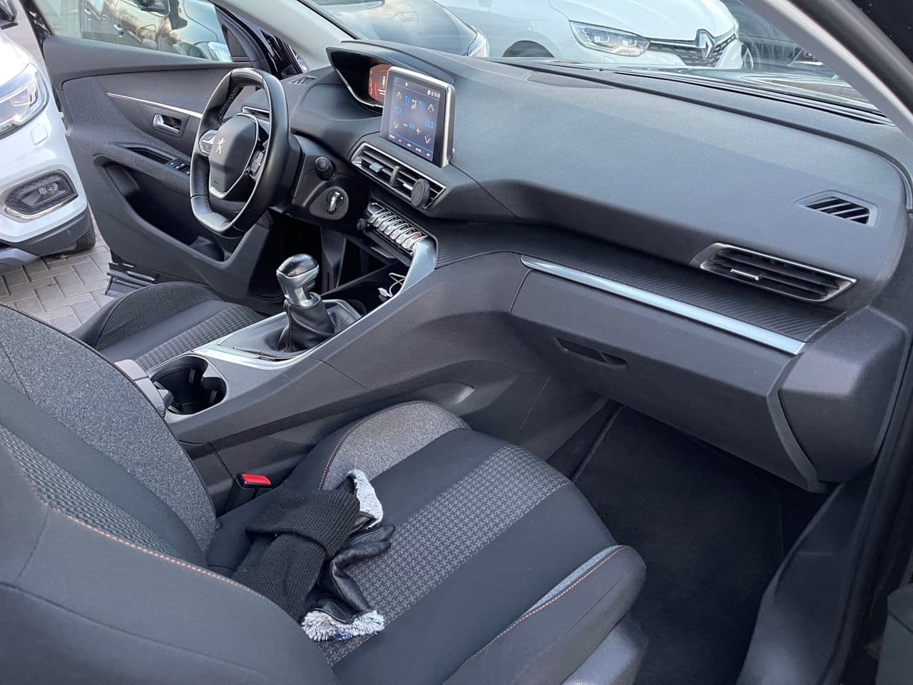 2017 Peugeot 5008 — Miniatură 16